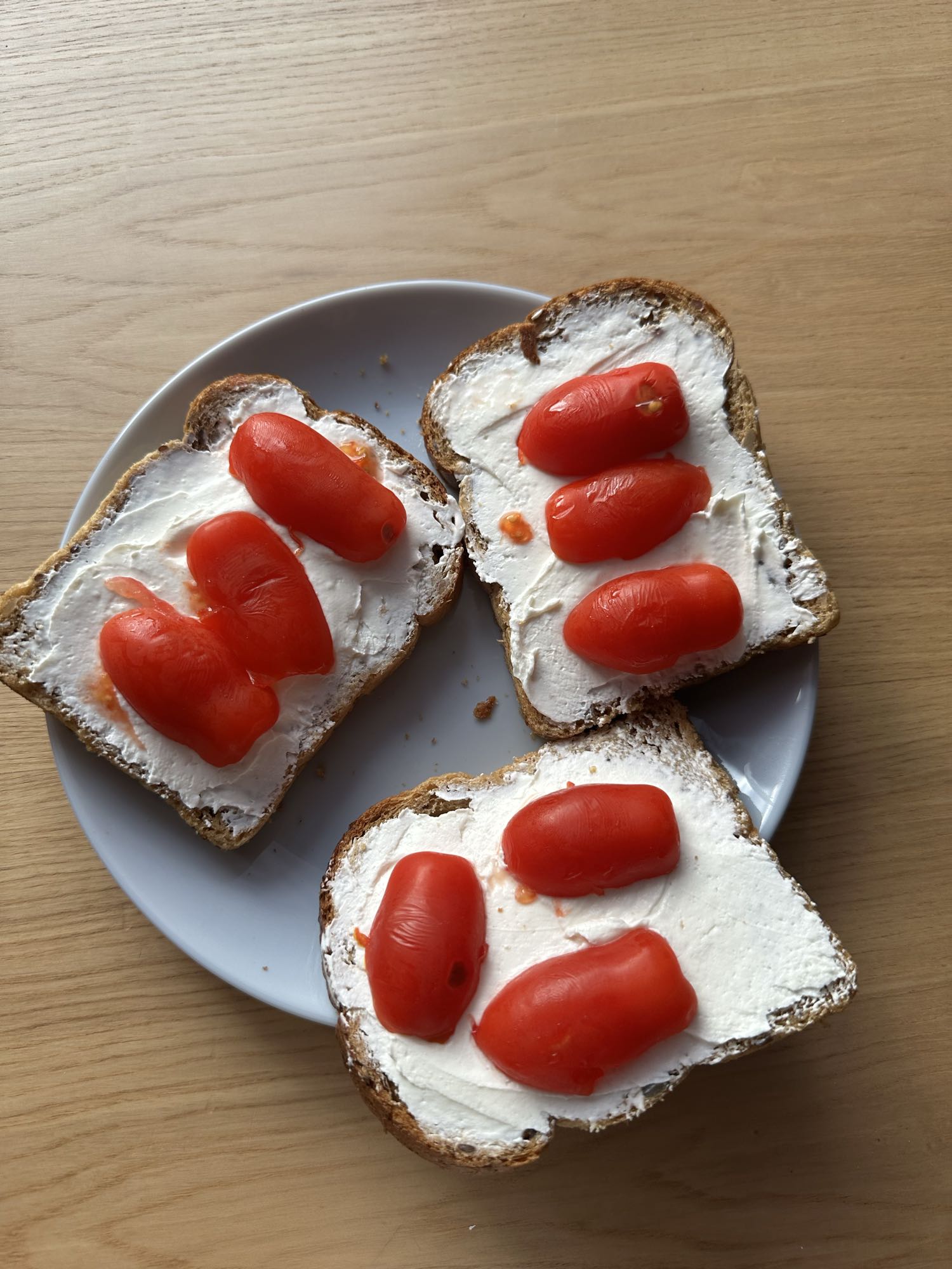 Kanapki z serkiem i pomidorem