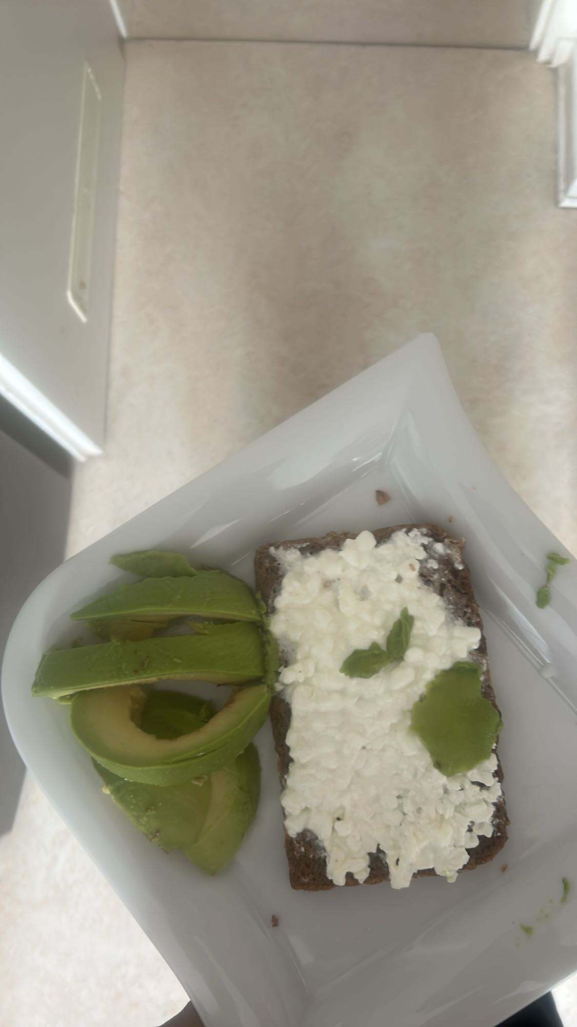 Avocado Hüttenkäse Toast