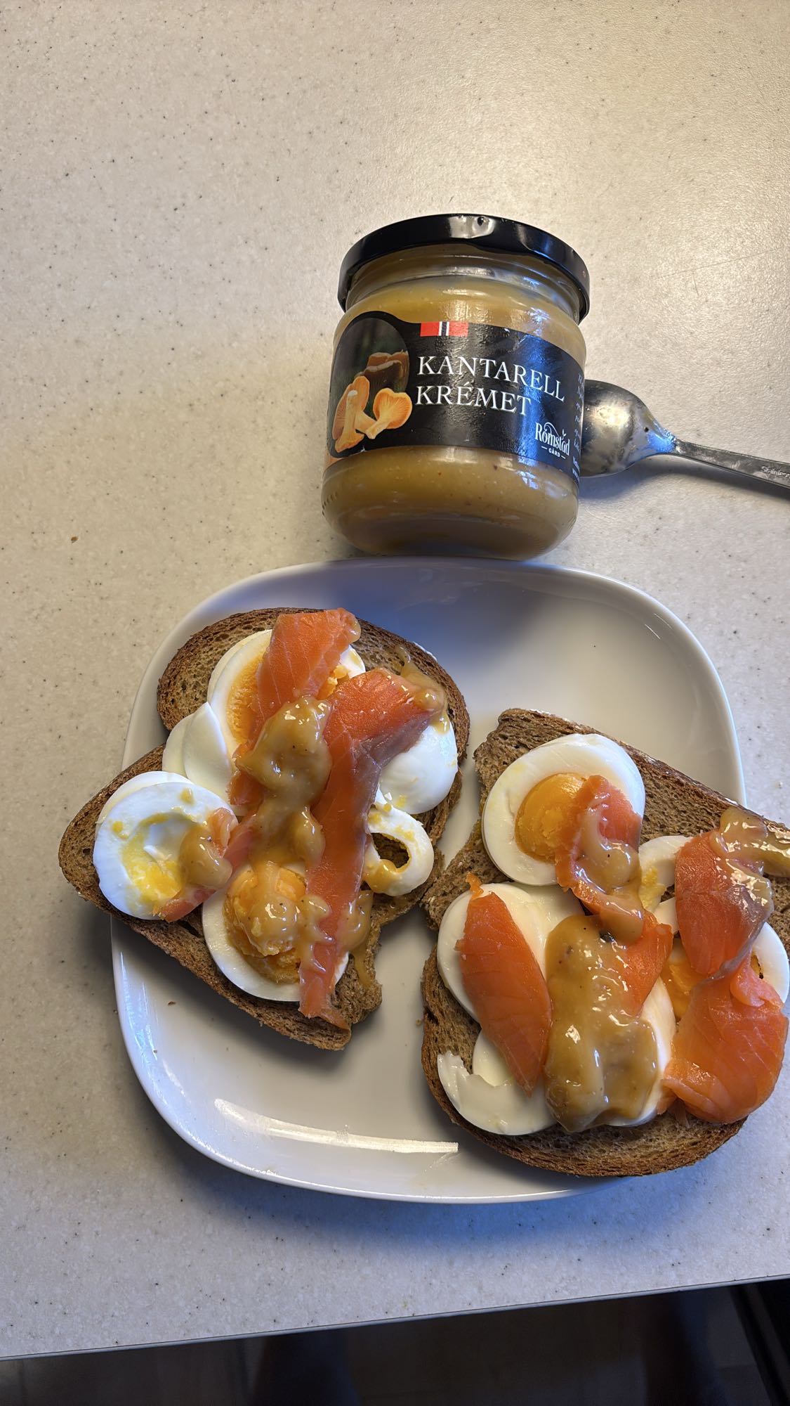 Egg og laks smørbrød
