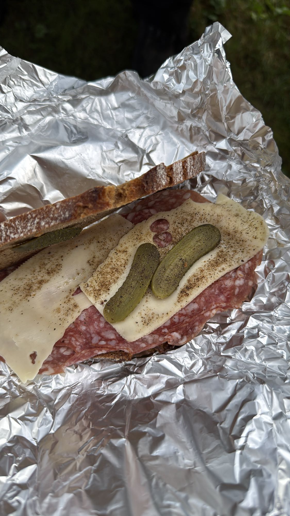 Salamibrot mit Käse & Gurke