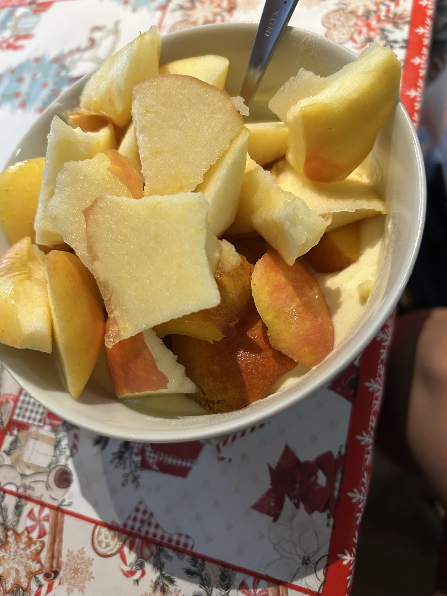 Iaurt proteic cu pudră proteică, măr și piersică