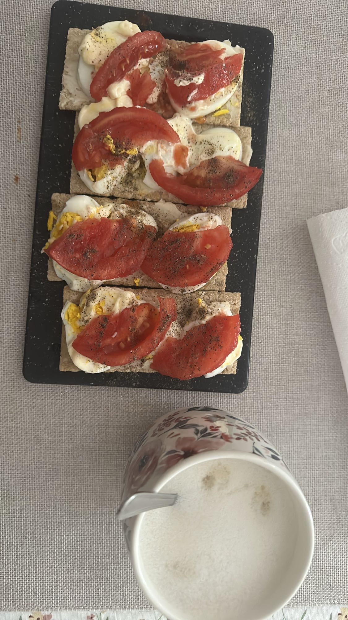 Jajka na chrupkim pieczywie