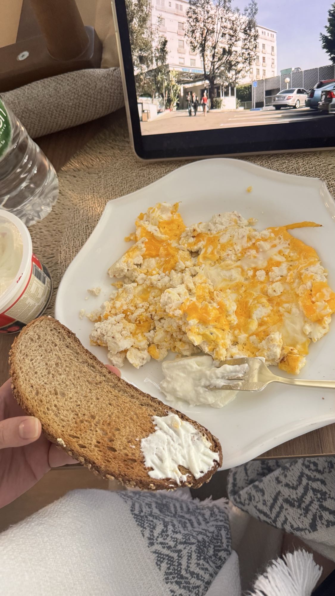 яичница с творогом и хлебом