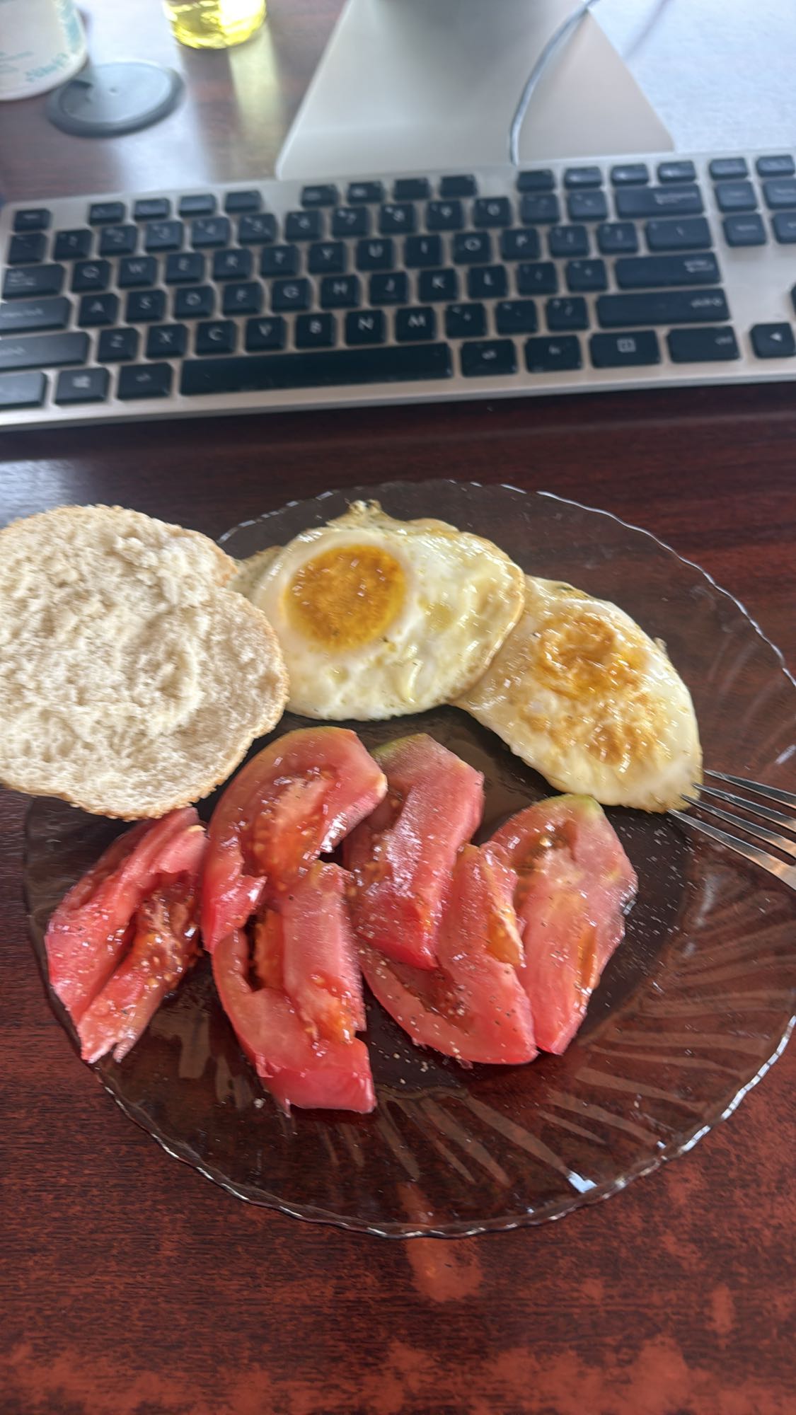 Mic dejun cu ouă și roșii