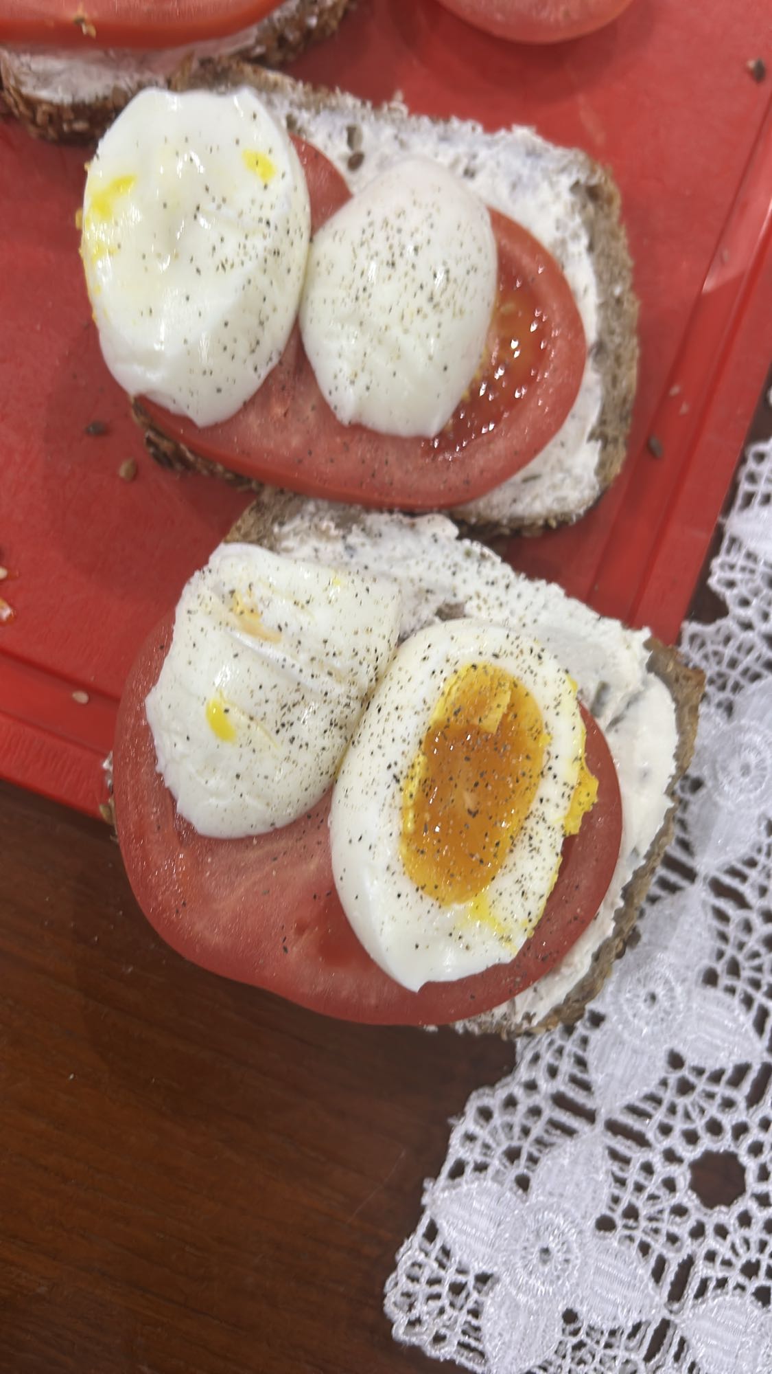 Kanapki z jajkiem i pomidorem