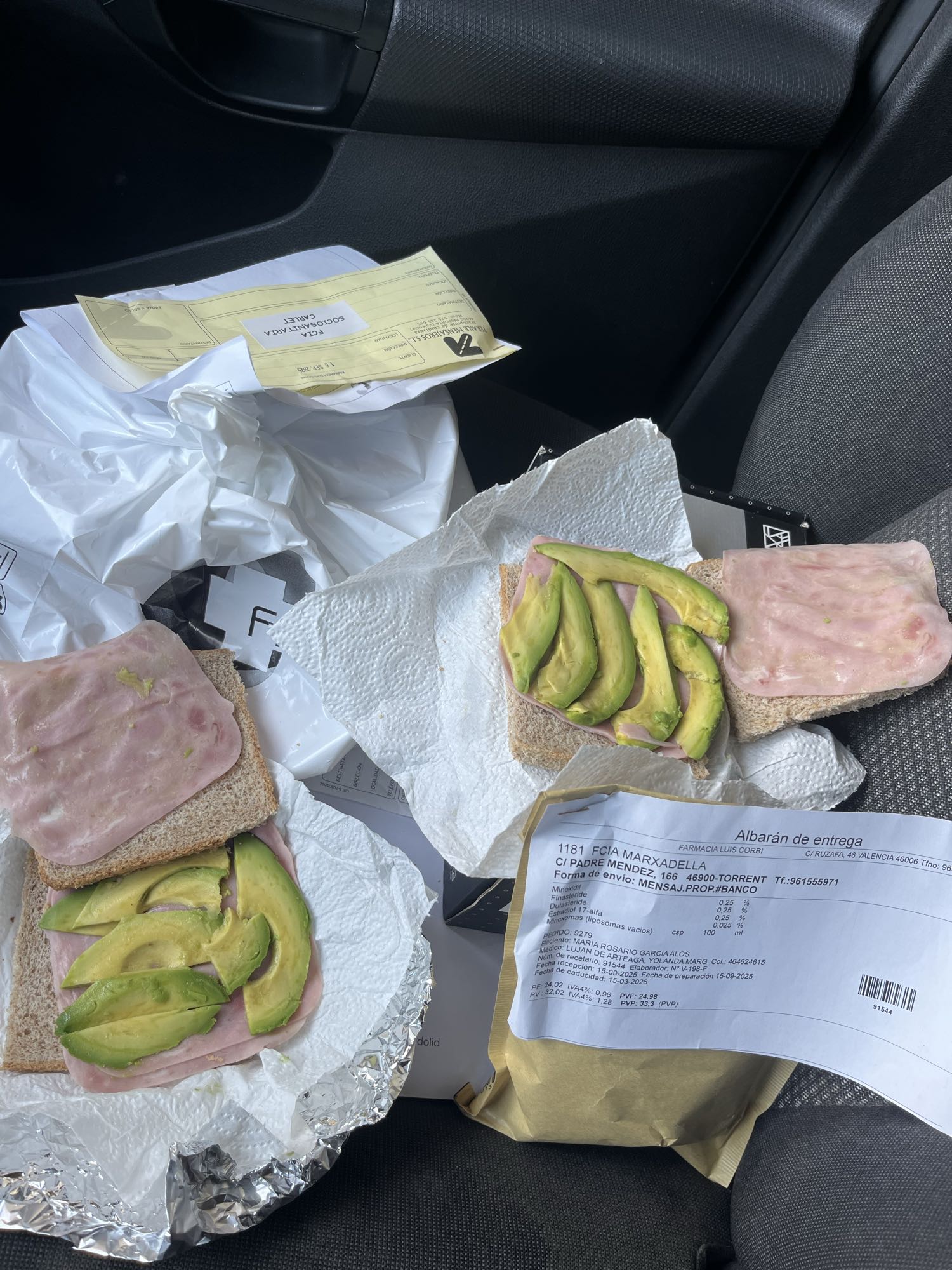 Sándwich de jamón y aguacate
