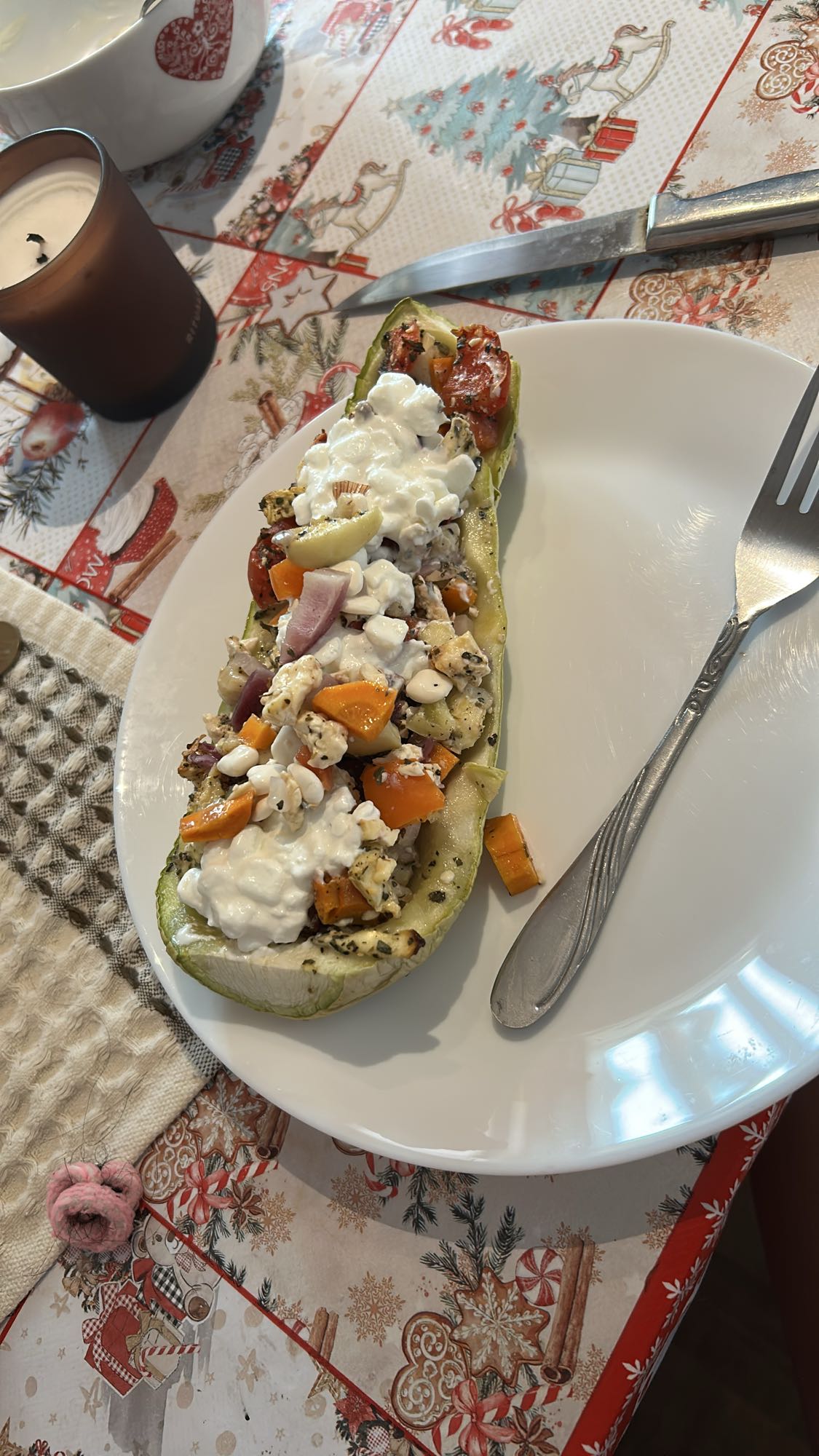 Dovlecel umplut cu roșii ceapă roșie ardei gras telemea light de vacă morcov și brânză cottage