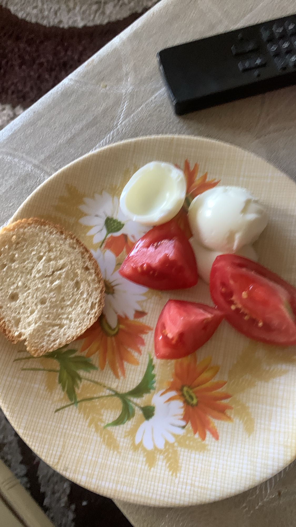 Яйца, помидоры и хлеб