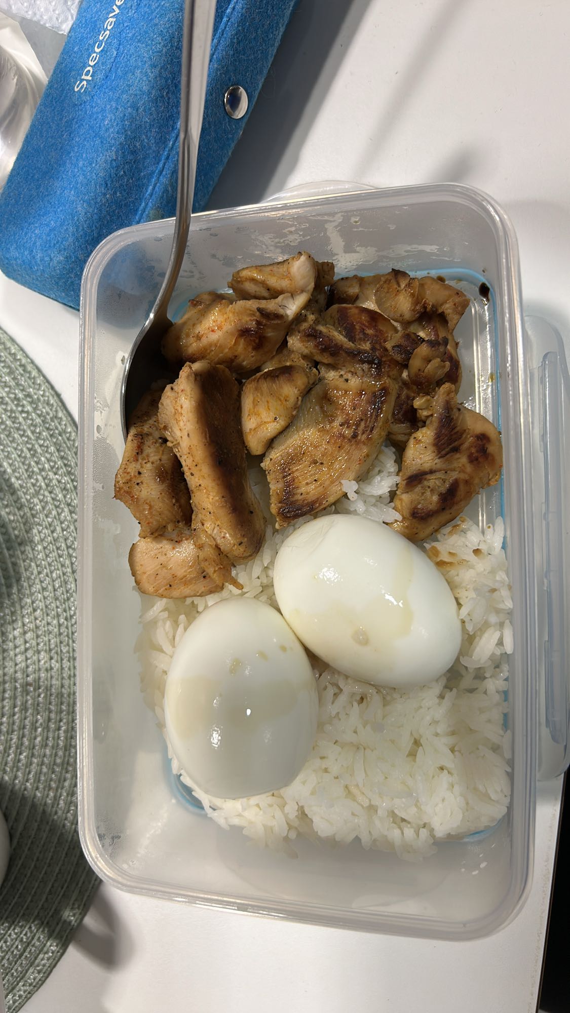 Kylling, ris og eggboks