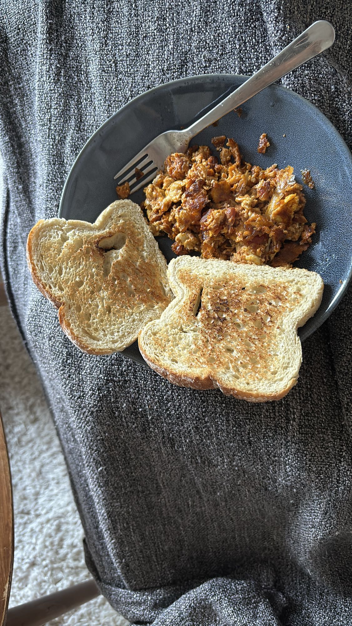 Rostad bröd med äggröra