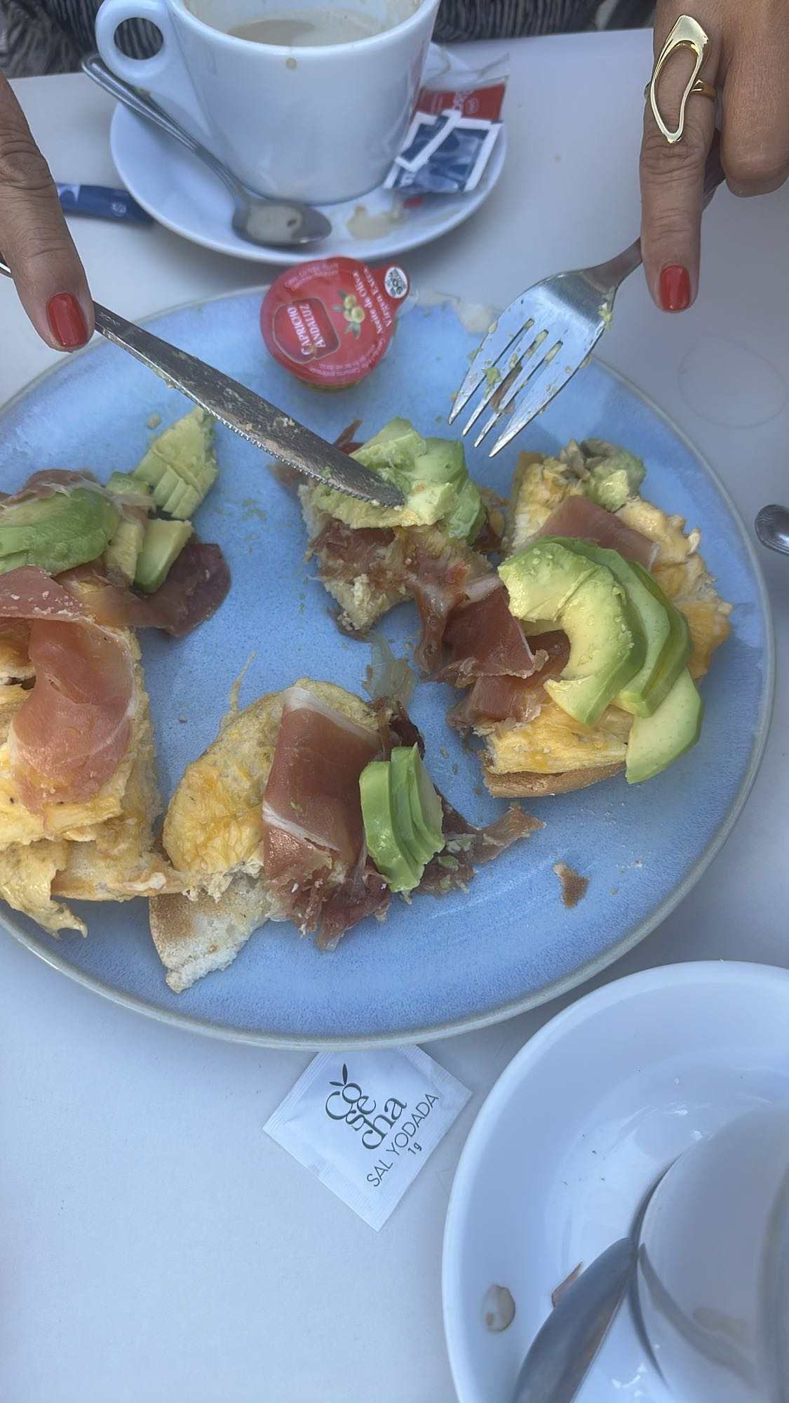 Tostadas con jamón y aguacate