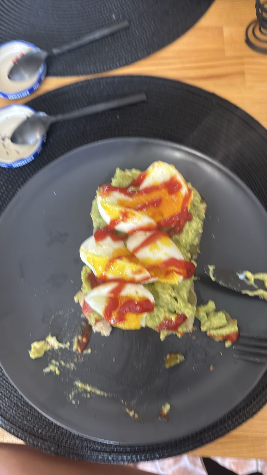 Tost z jajkiem i awokado