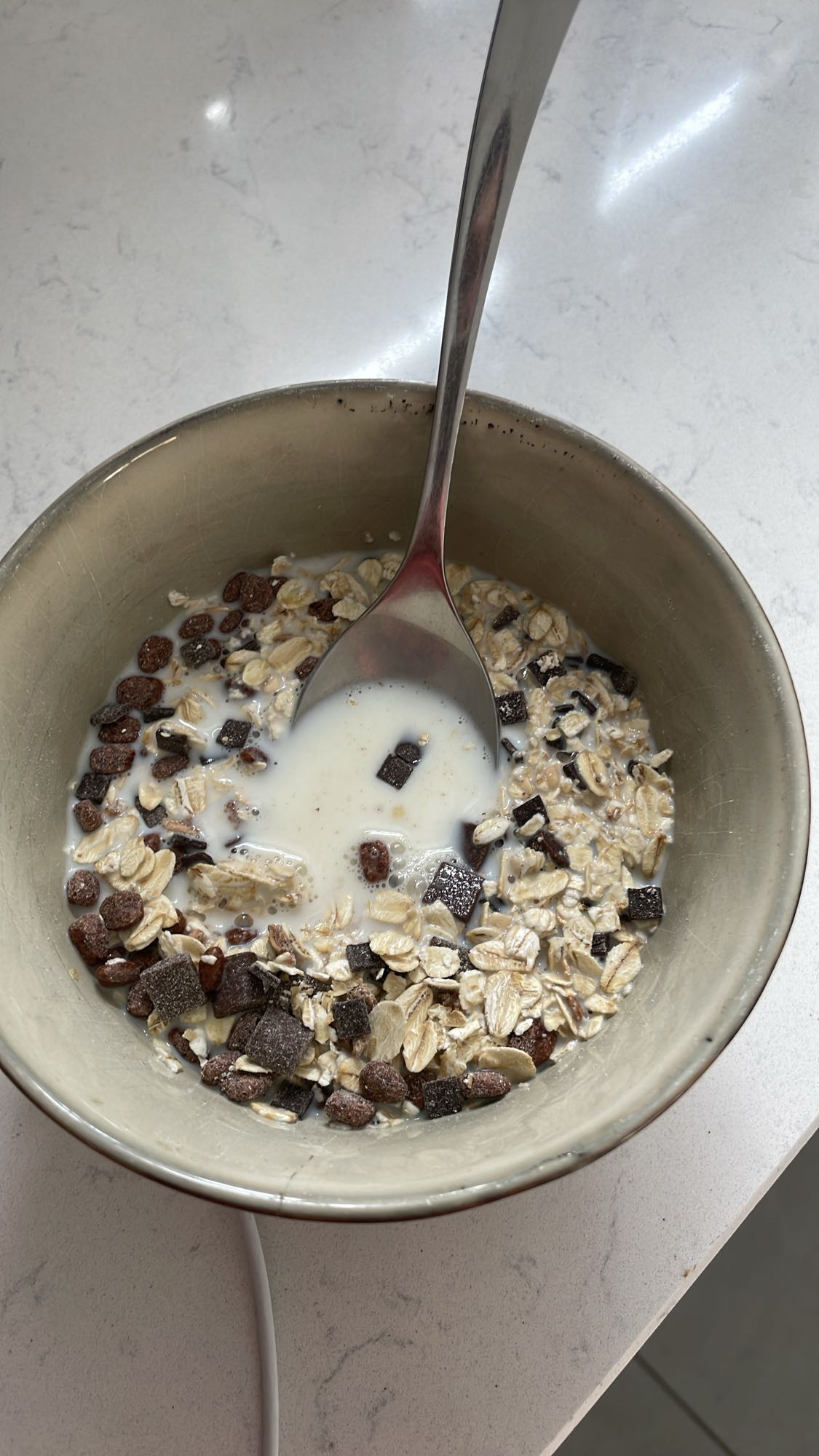 Müsli mit Milch und Schokolade