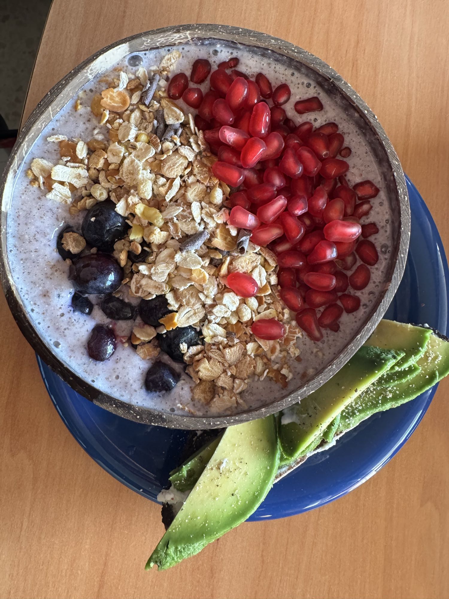Tazón de frutas y tostada
