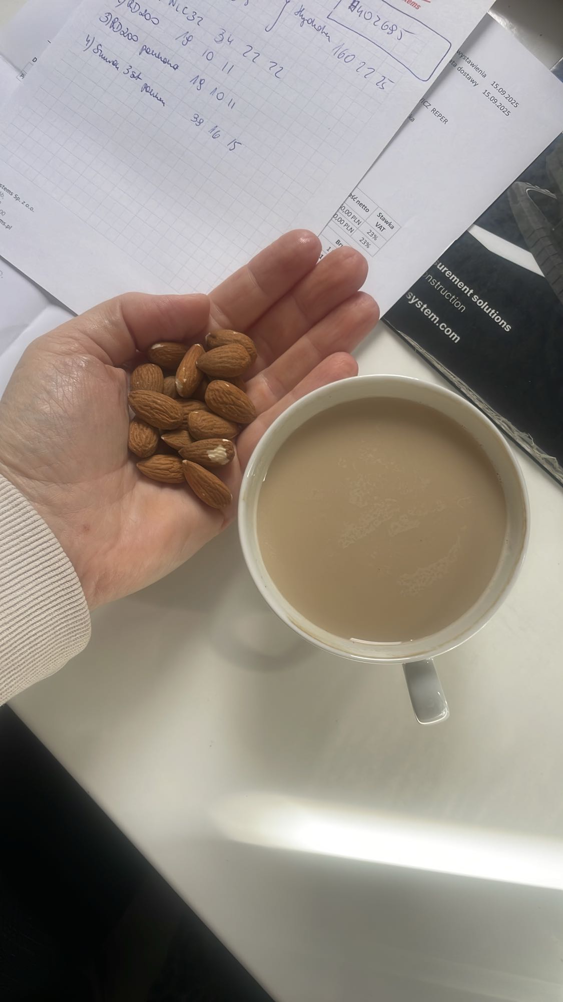 Migdały i kawa z mlekiem