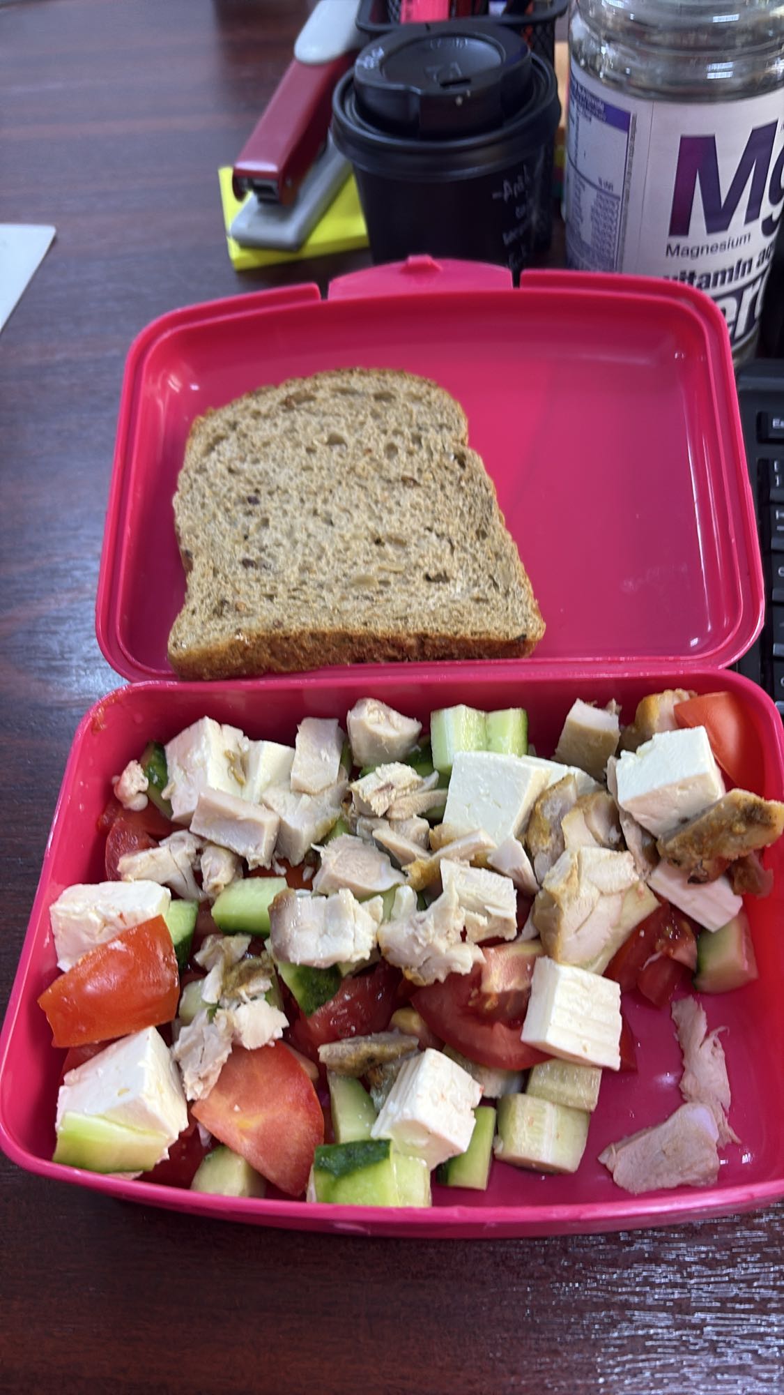 Salată cu pui și pâine