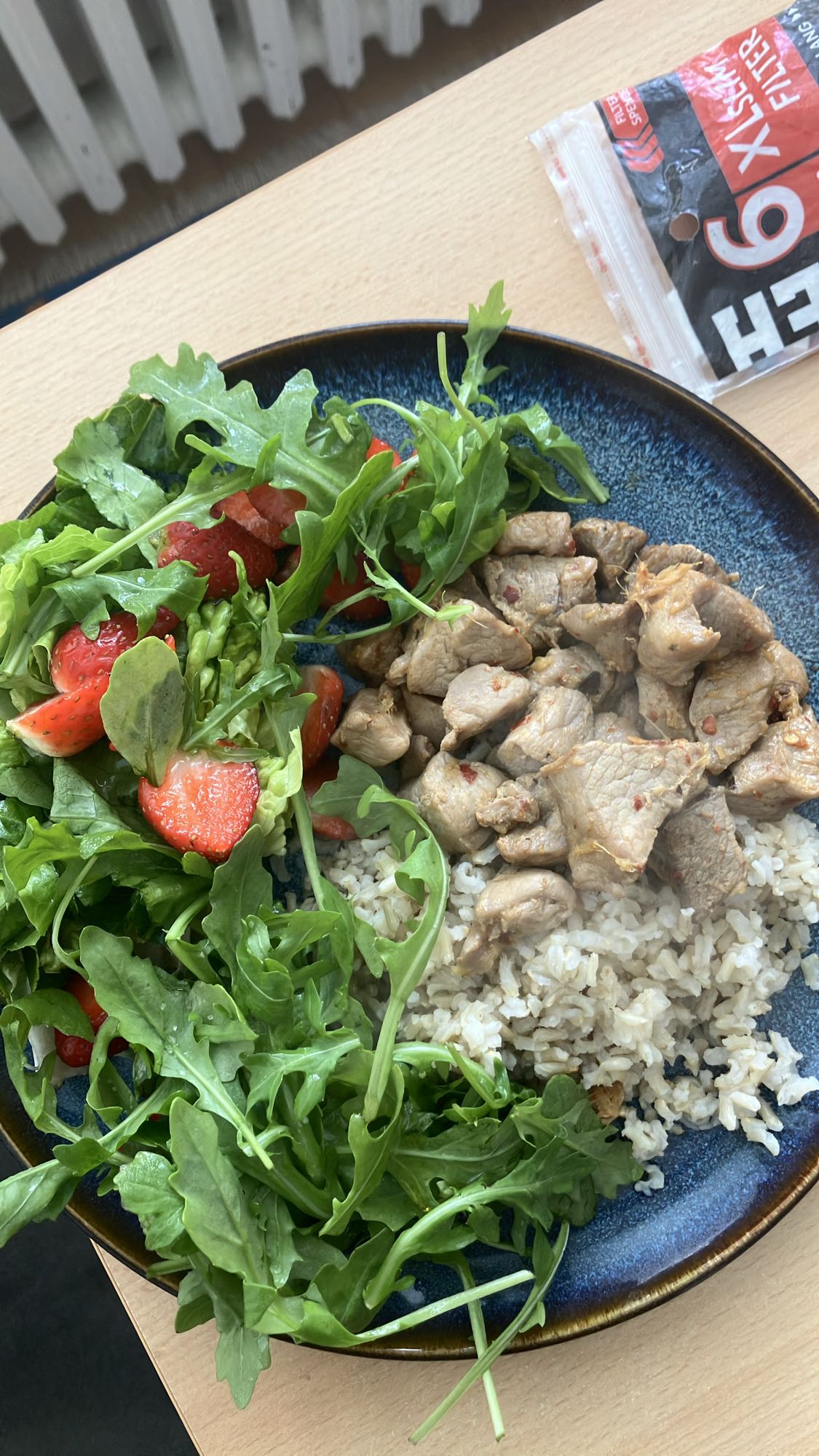 Carne de porco com arroz e salada