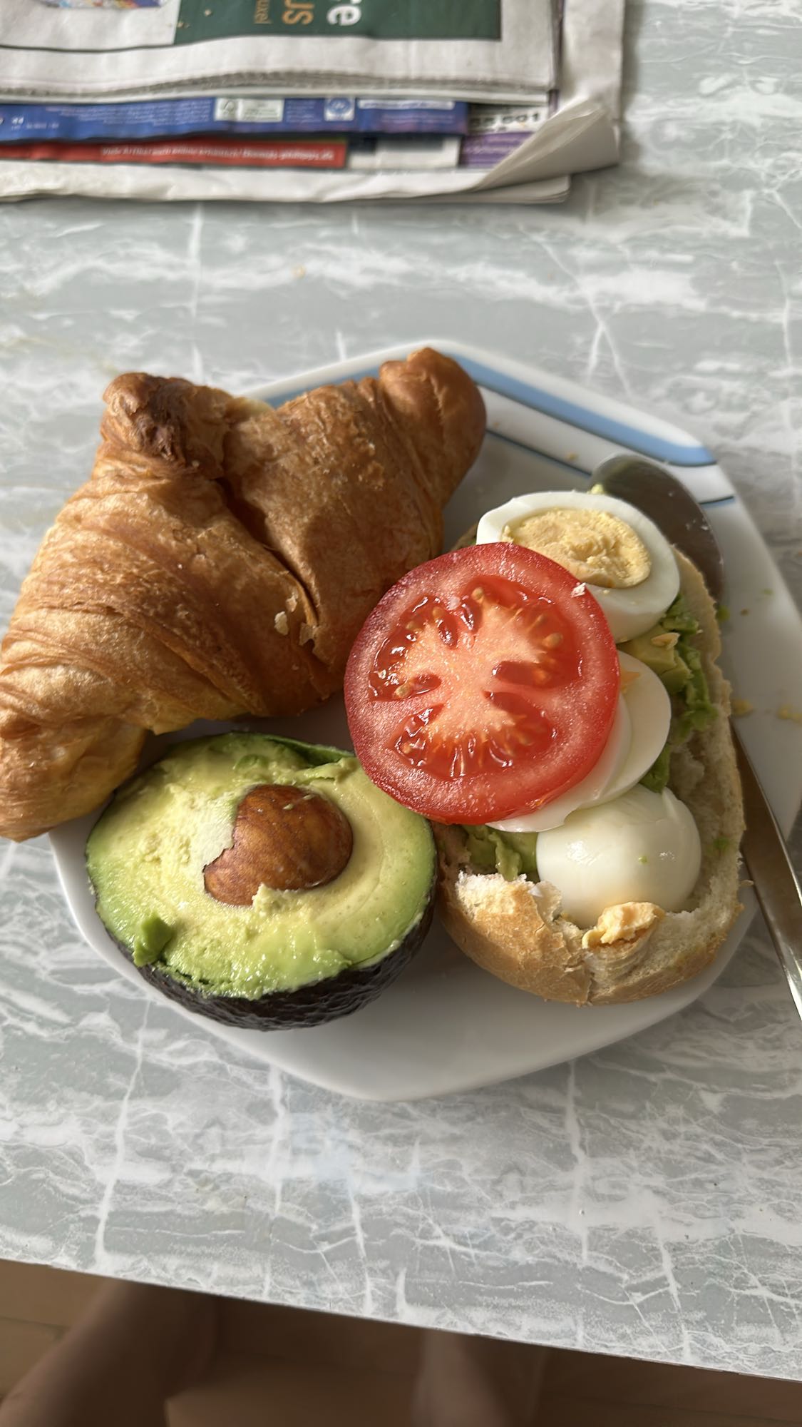 Ontbijt met croissant en ei