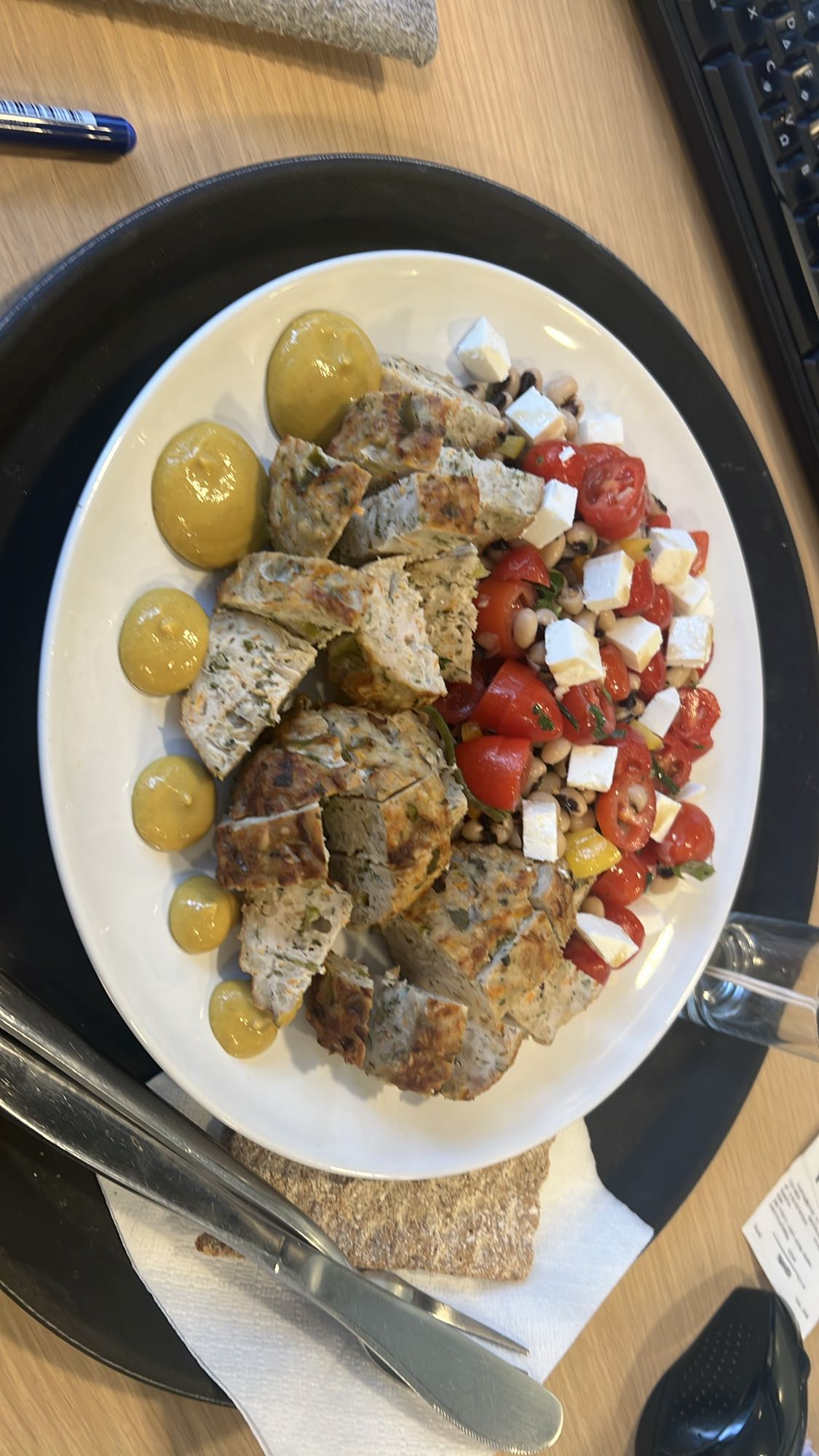 Κοτομπιφτέκια με σαλάτα