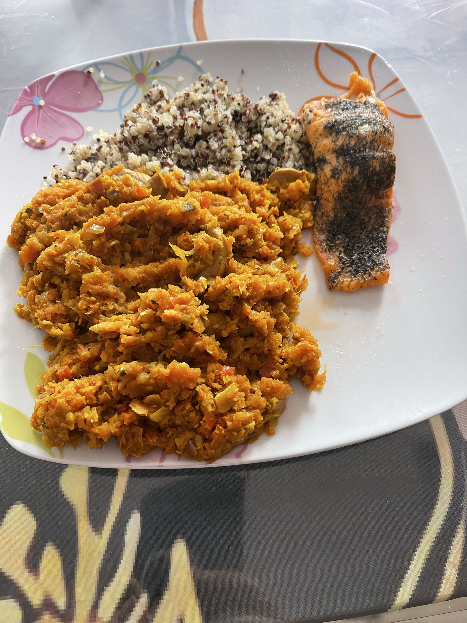 Saumon, quinoa et légumes