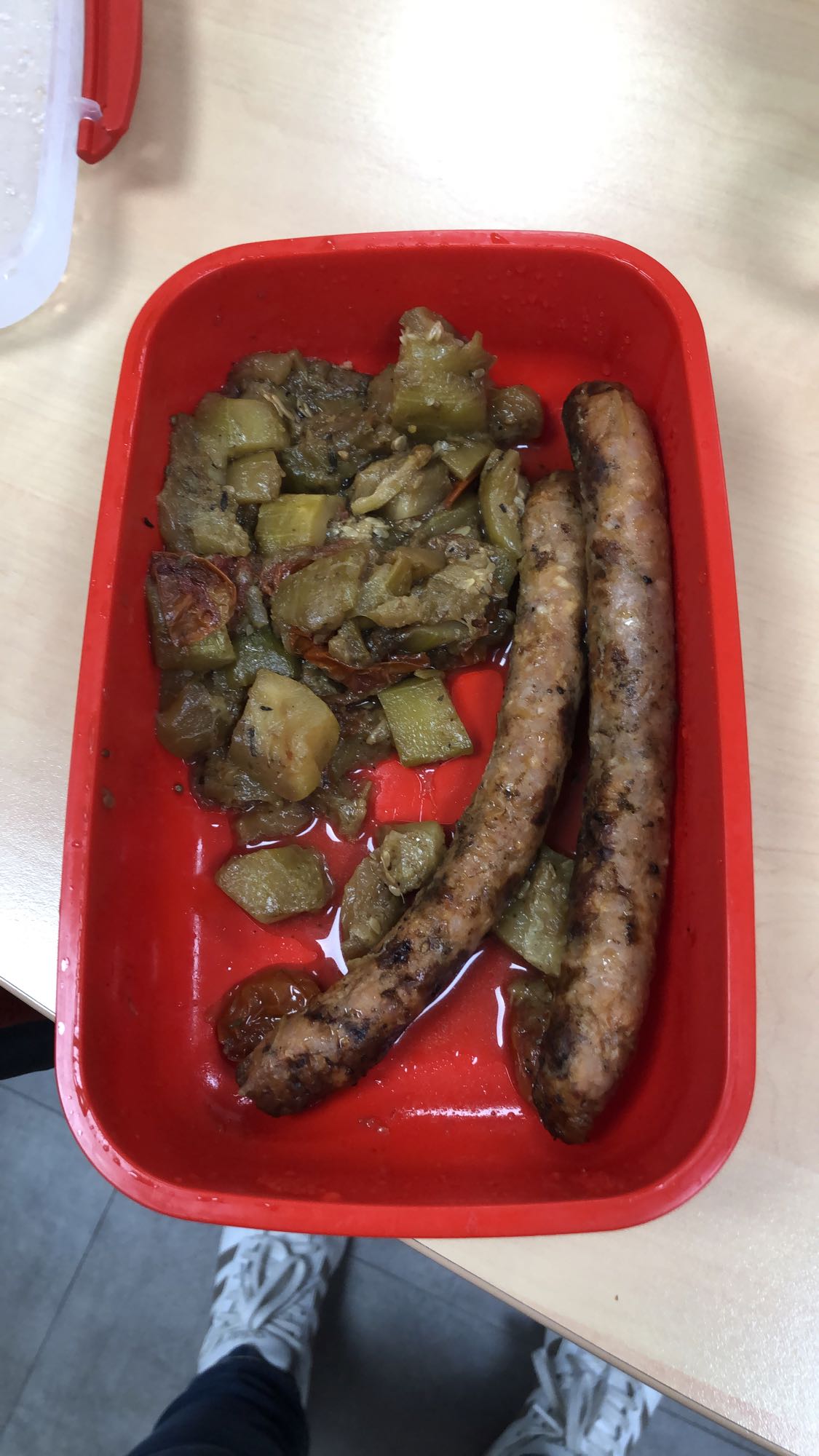 Saucisses et légumes rôtis