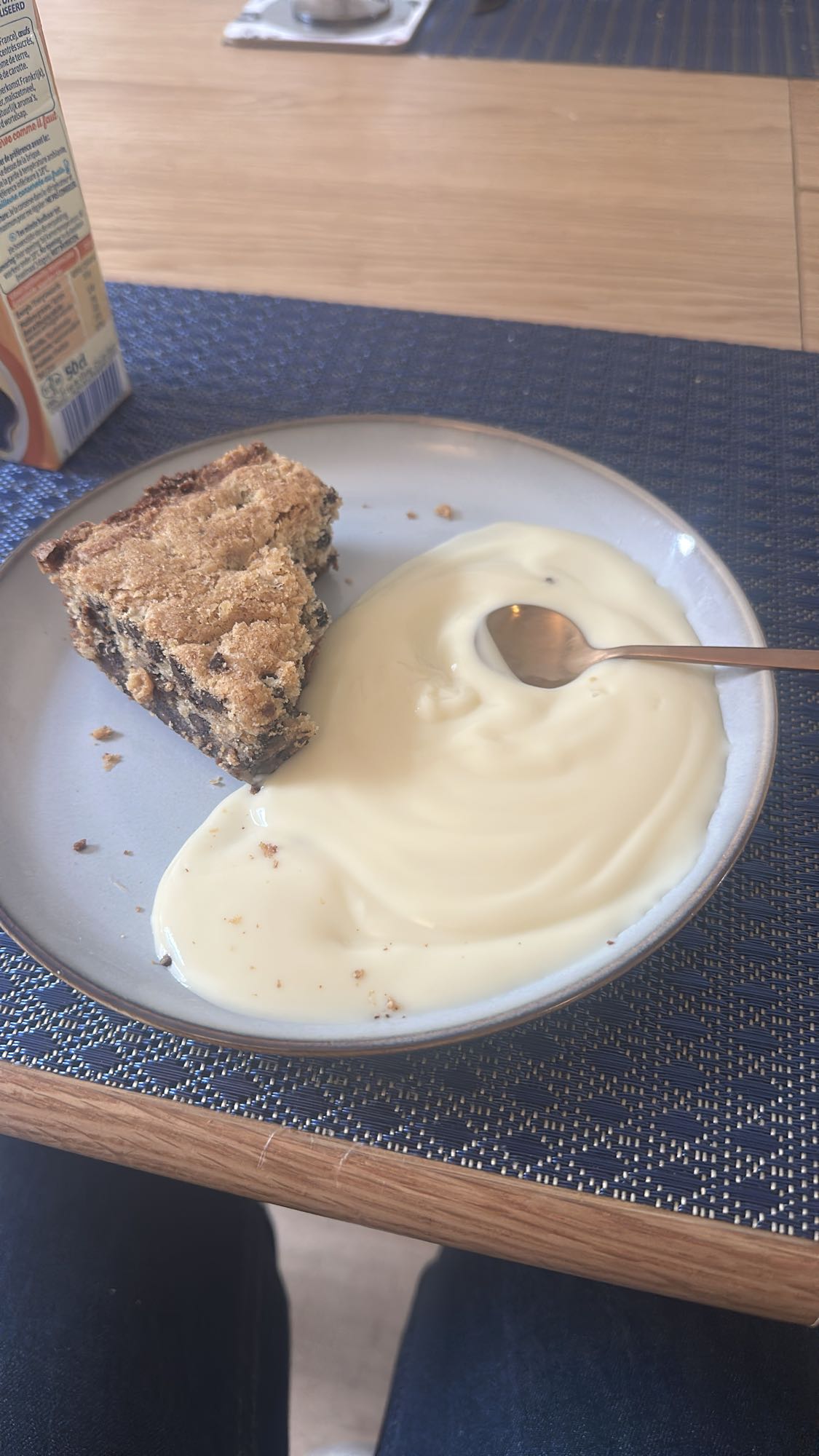 Cookie pie with custard