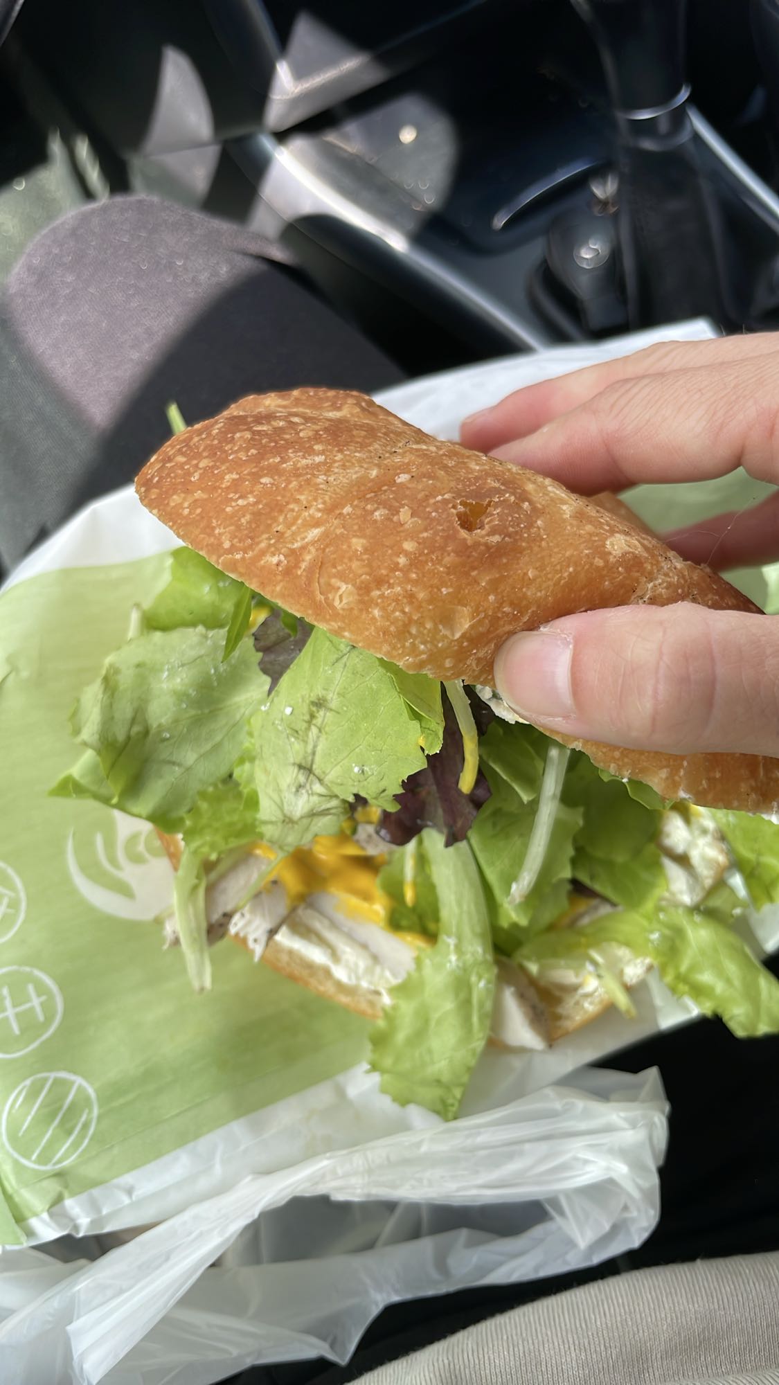 Sandviș cu pui și salată