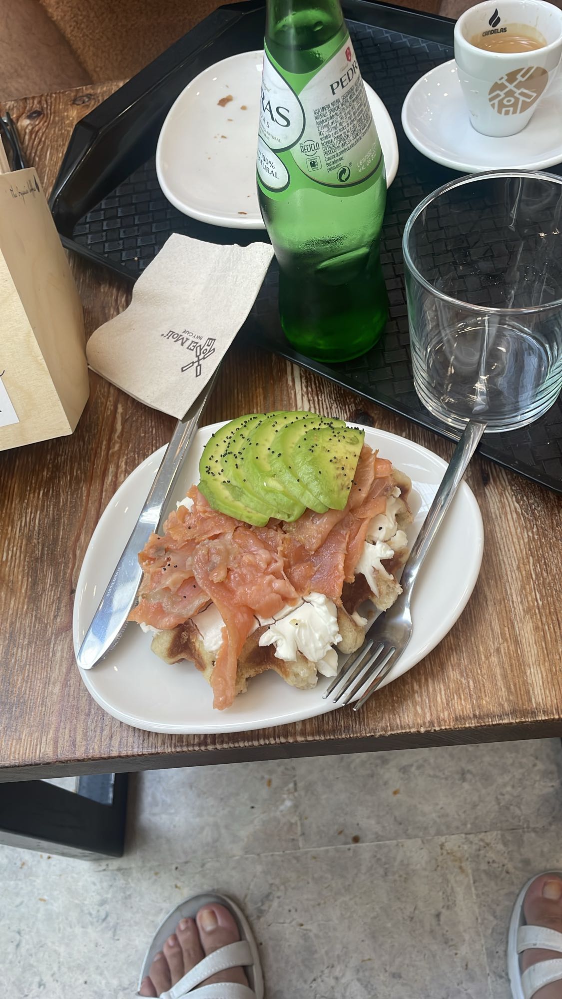 Gofre con salmón y aguacate