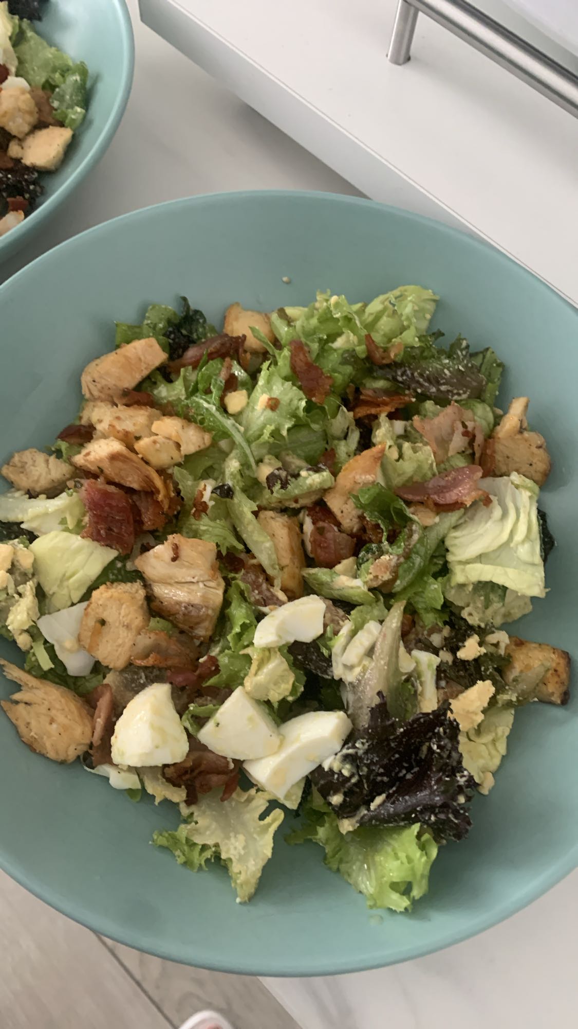 ensalada con pollo y huevo