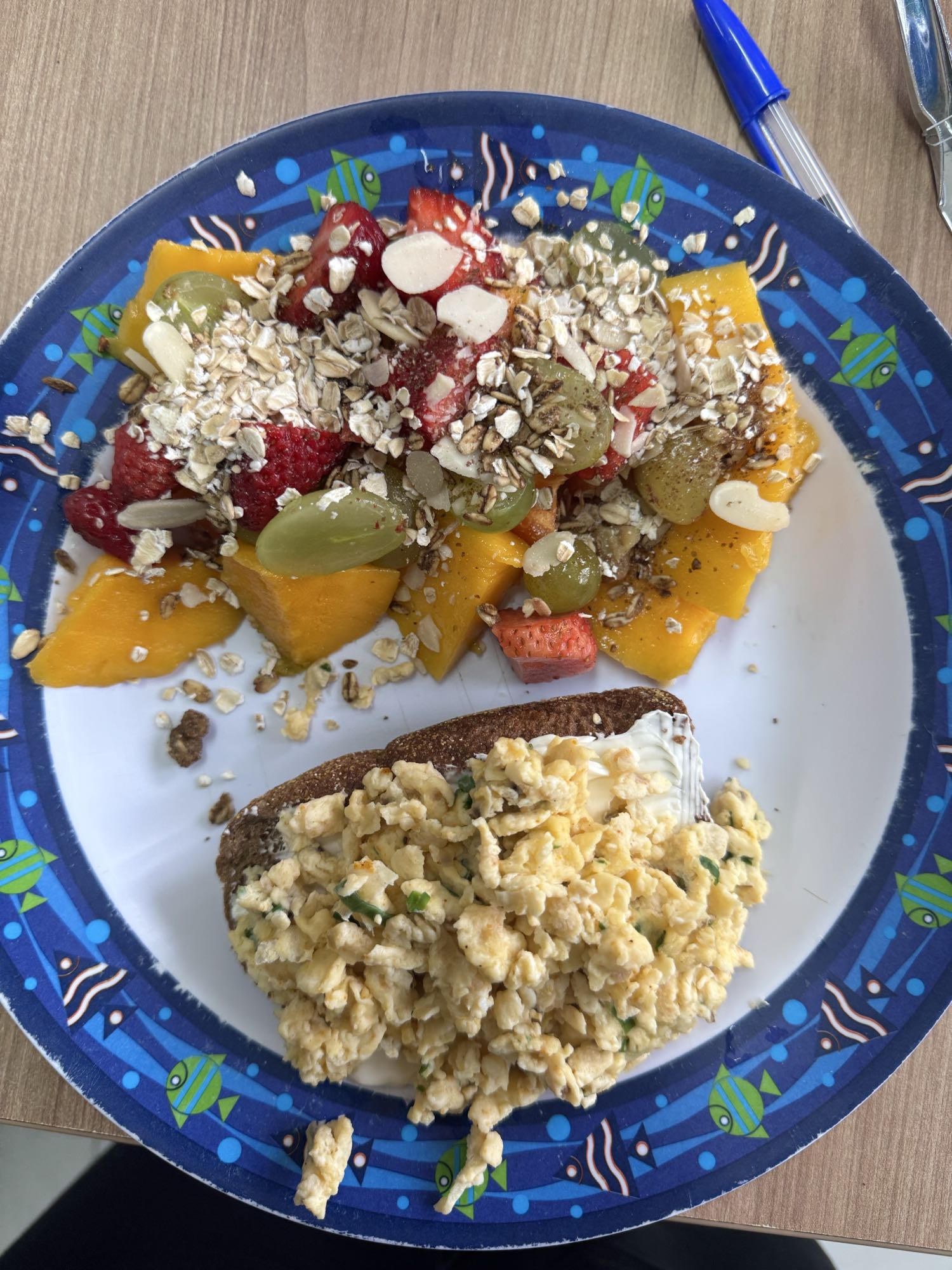 Frutas e ovos mexidos