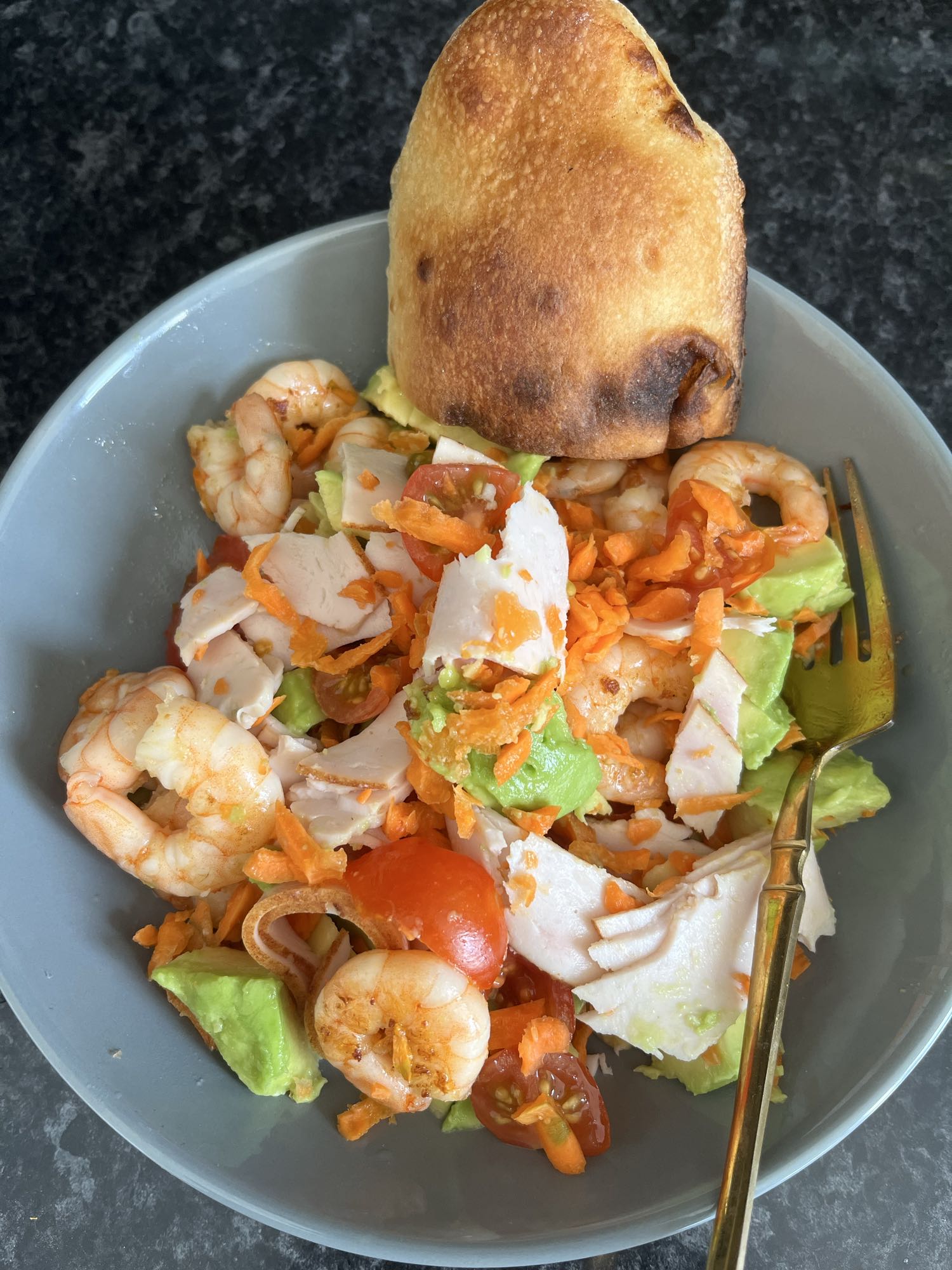 Salade crevettes avocat pain