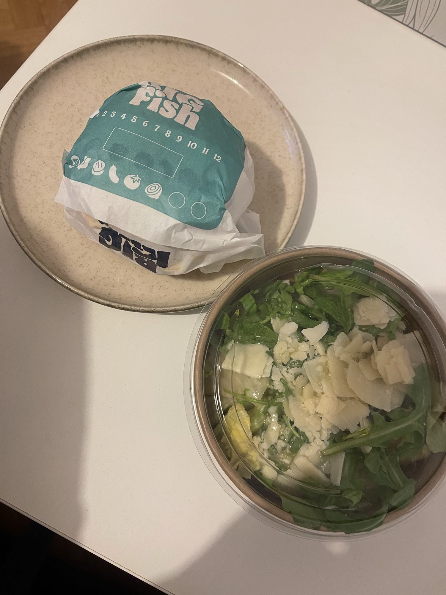 Burger poisson et salade