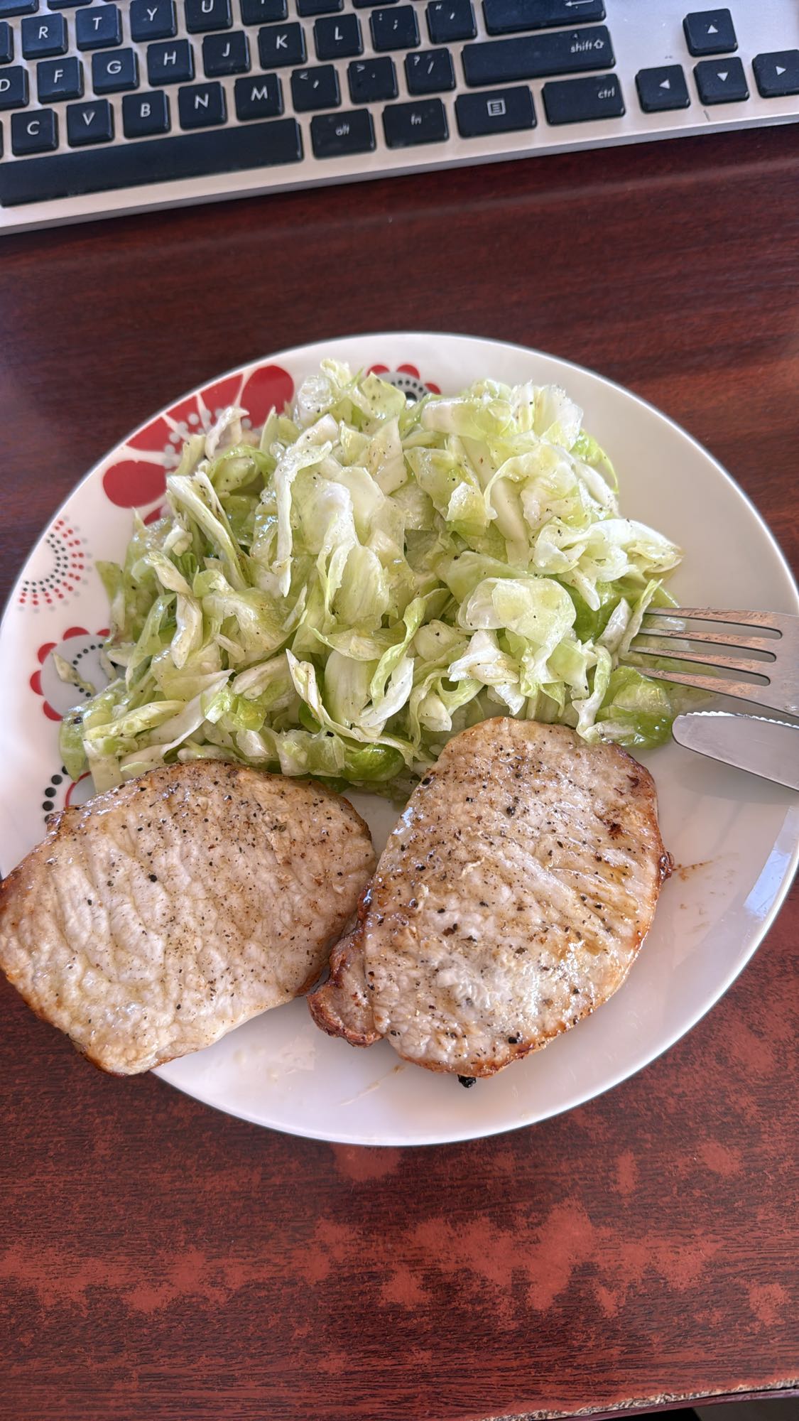 Cotlet porc cu salată verde