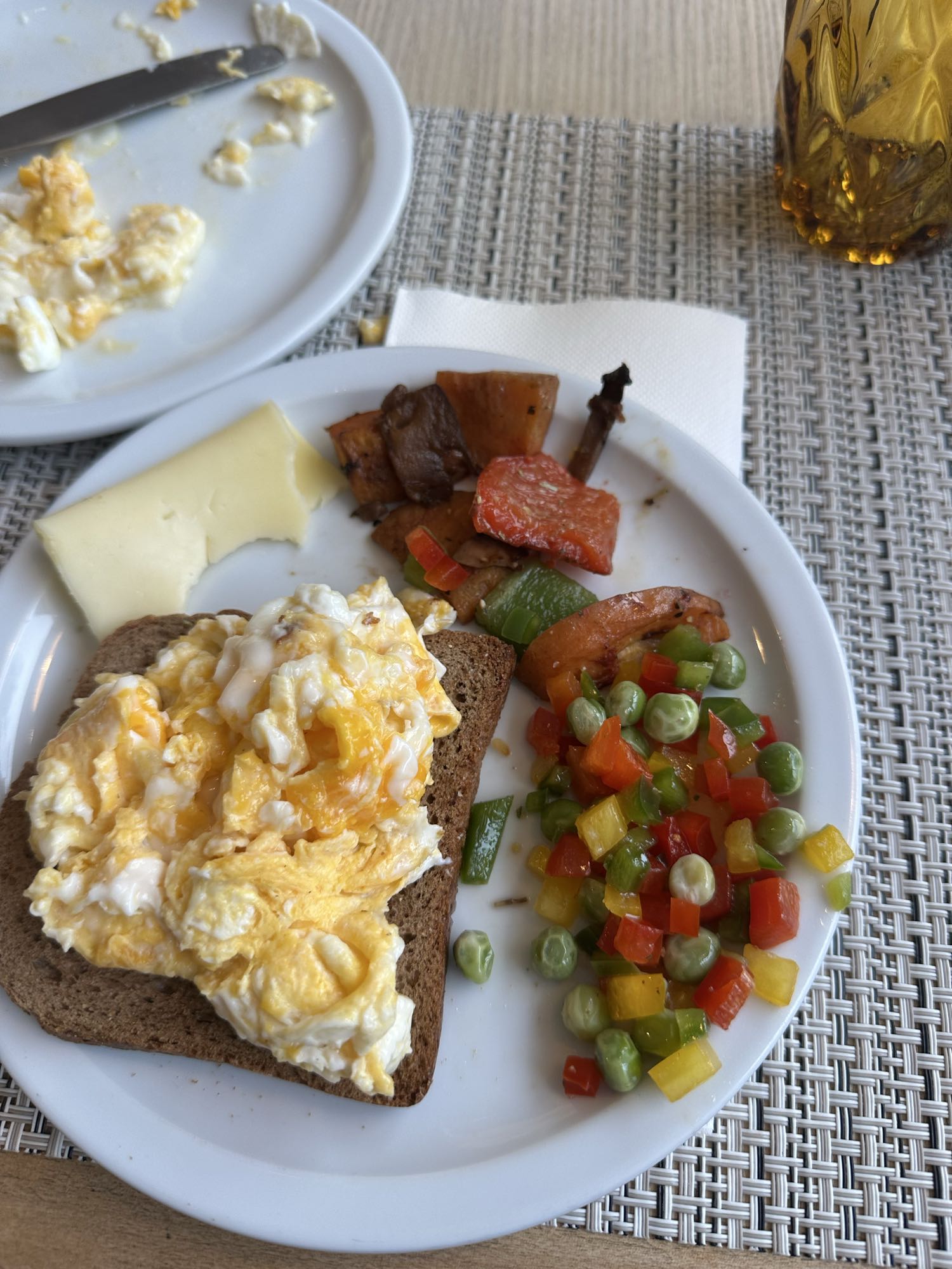 Desayuno con huevo y verduras