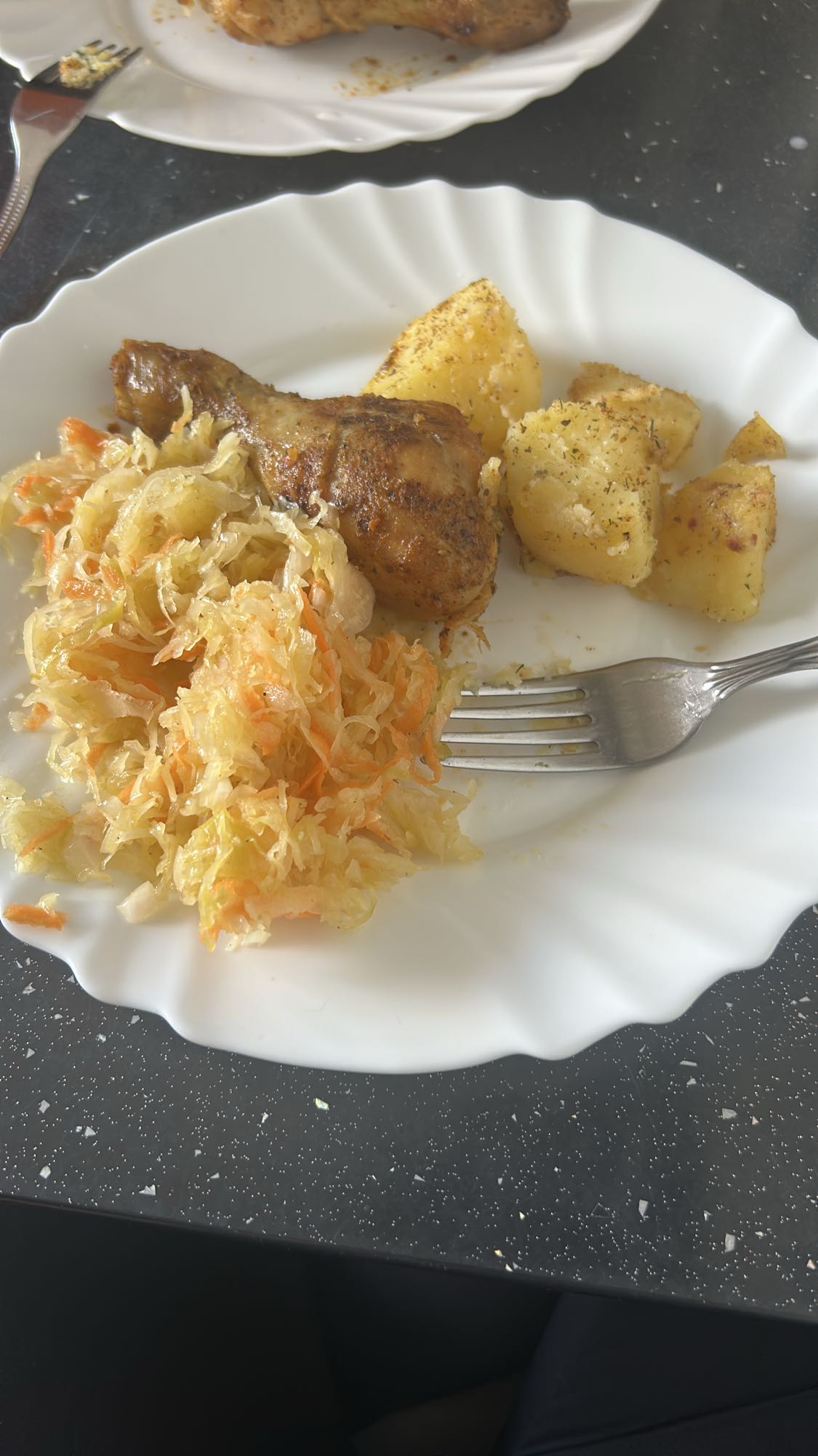 Udko z ziemniakami i surówką