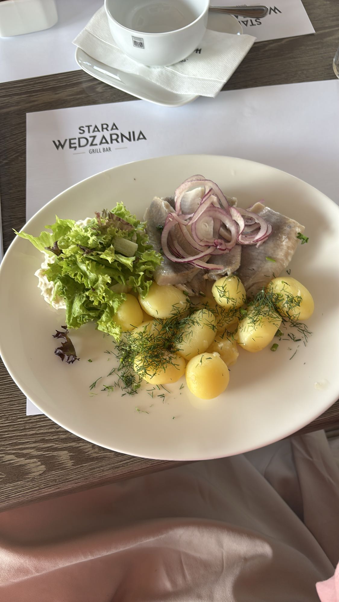 Śledź z ziemniakami i sałatą