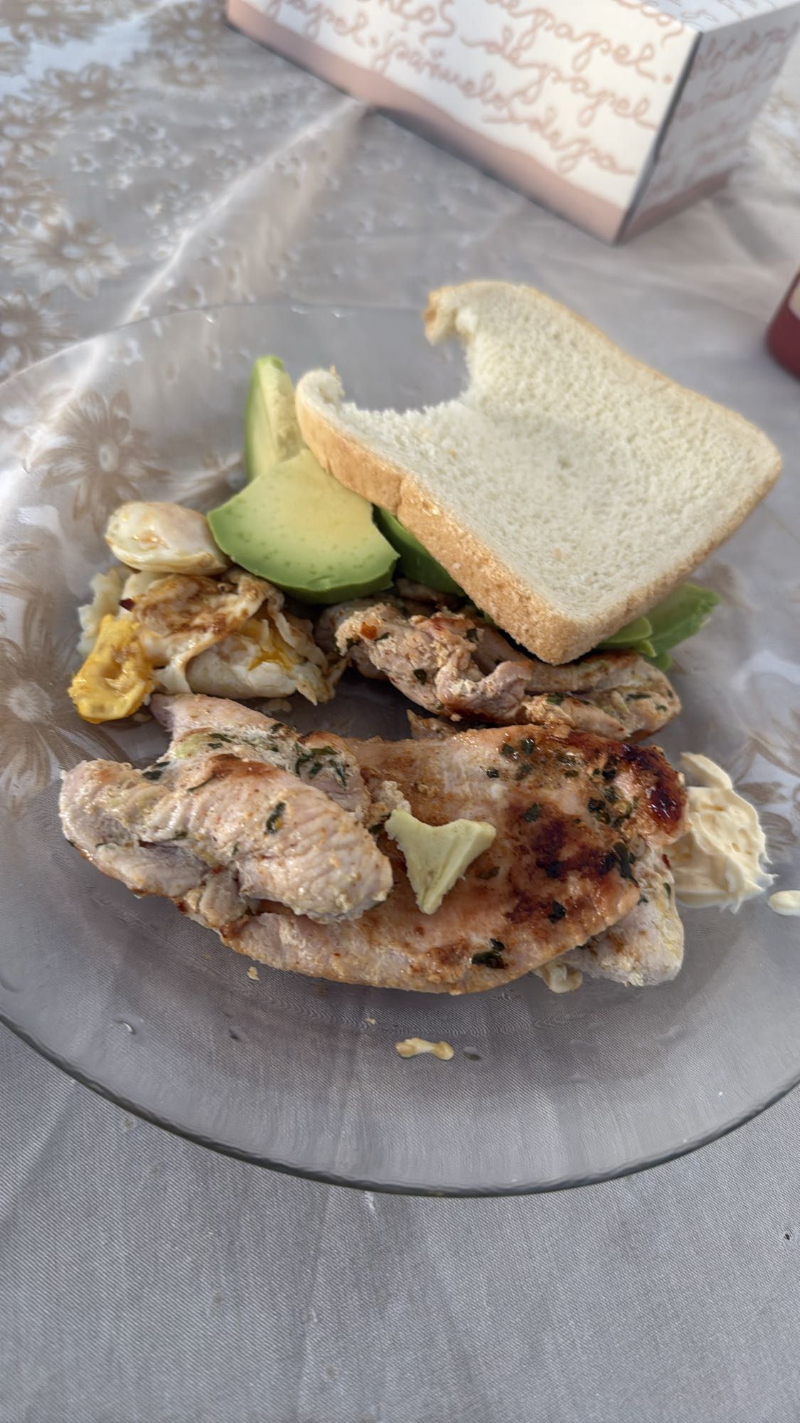 Pollo con pan y aguacate