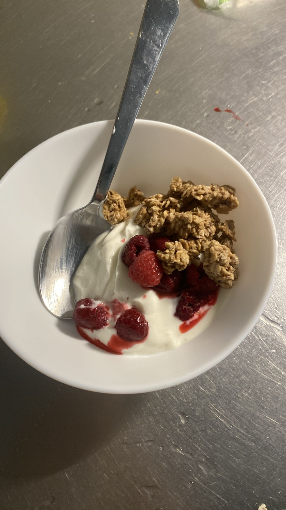 Yoghurt med bär & granola