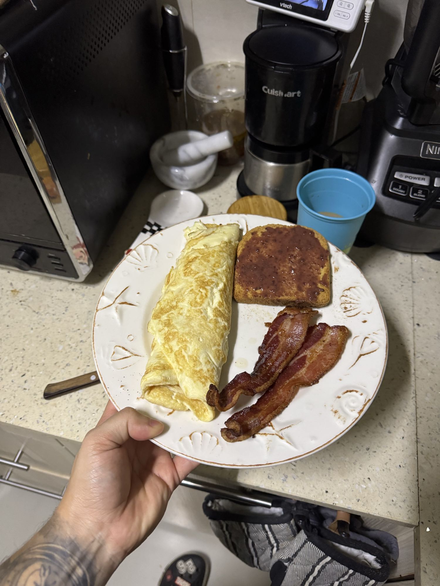 Desayuno con huevos, claras, bacon, pan integral y jamón de pavo