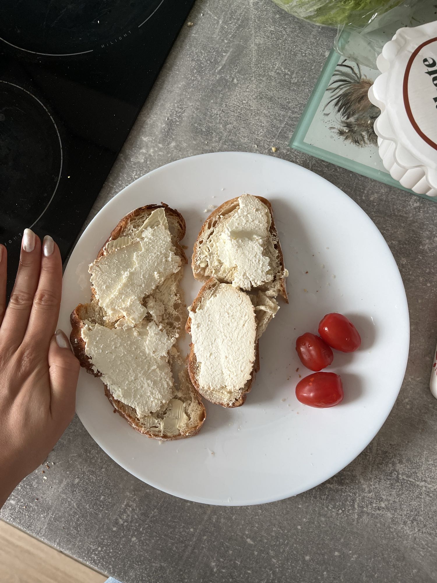 Chleb z twarogiem i pomidory