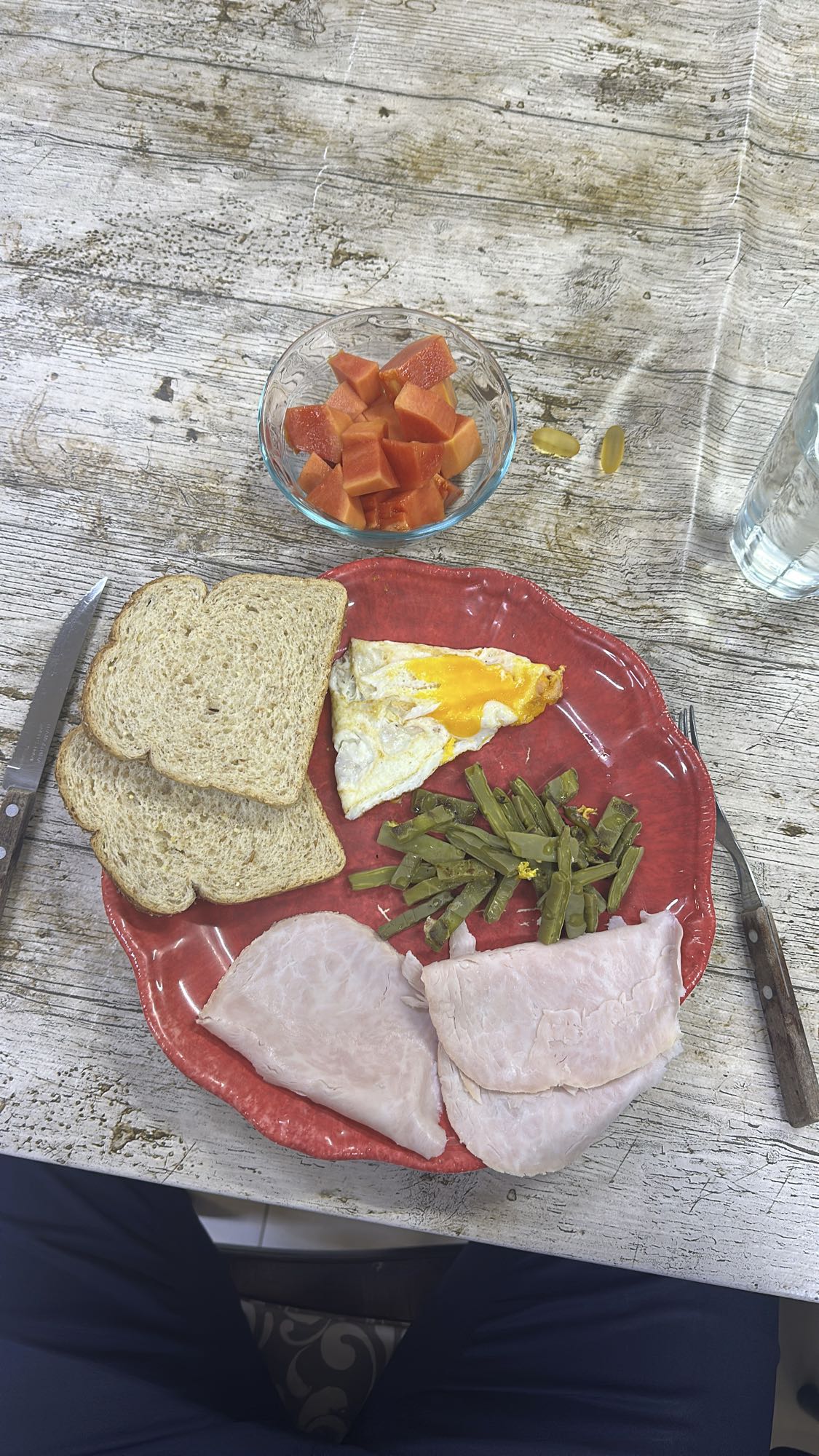 Desayuno con jamón y papaya