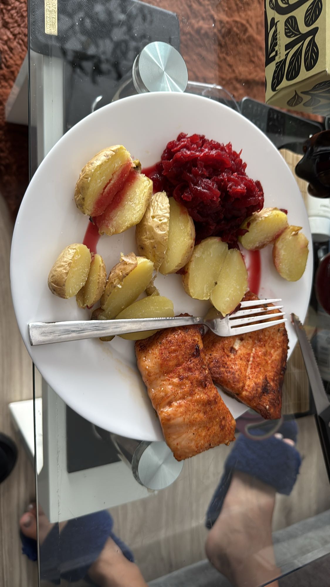 Łosoś z ziemniakami i burakami