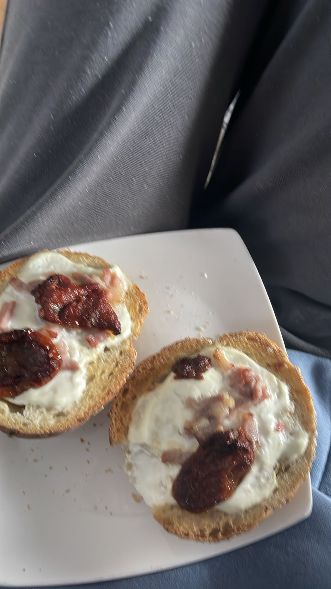 Bułki z serkiem i suszonymi pomidorami