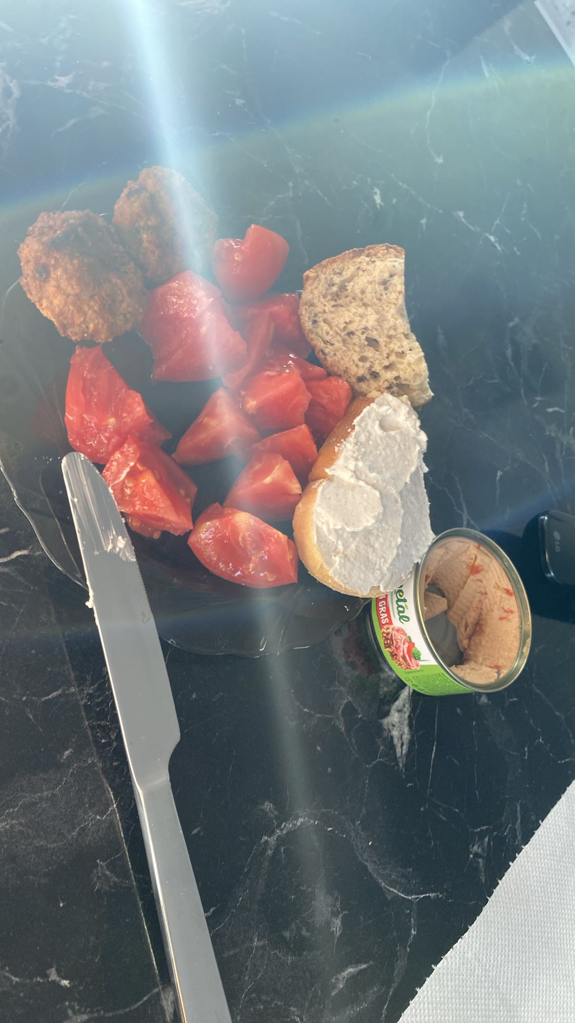 Mic dejun cu pate și roșii