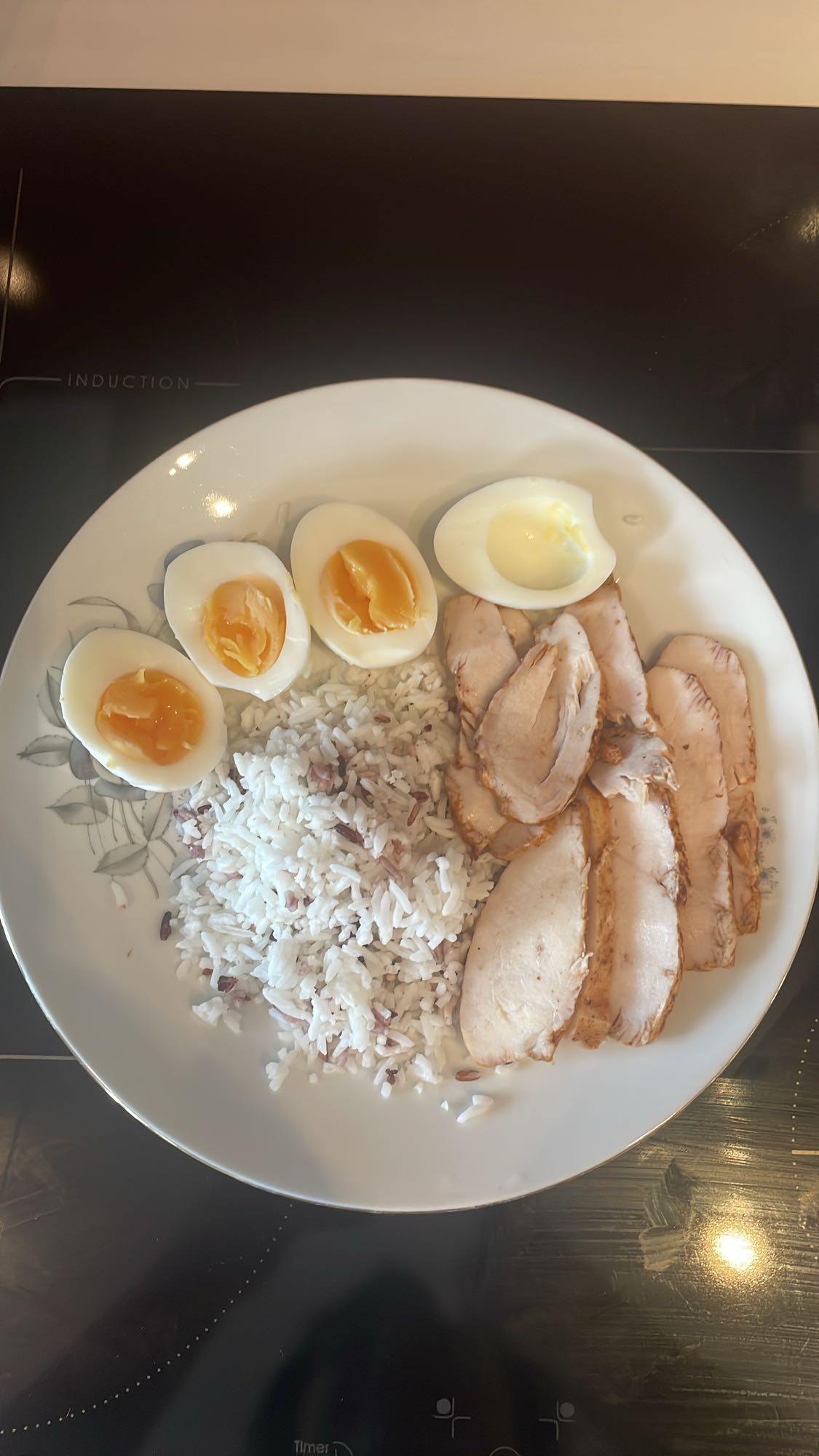 Kyckling, ris och ägg tallrik