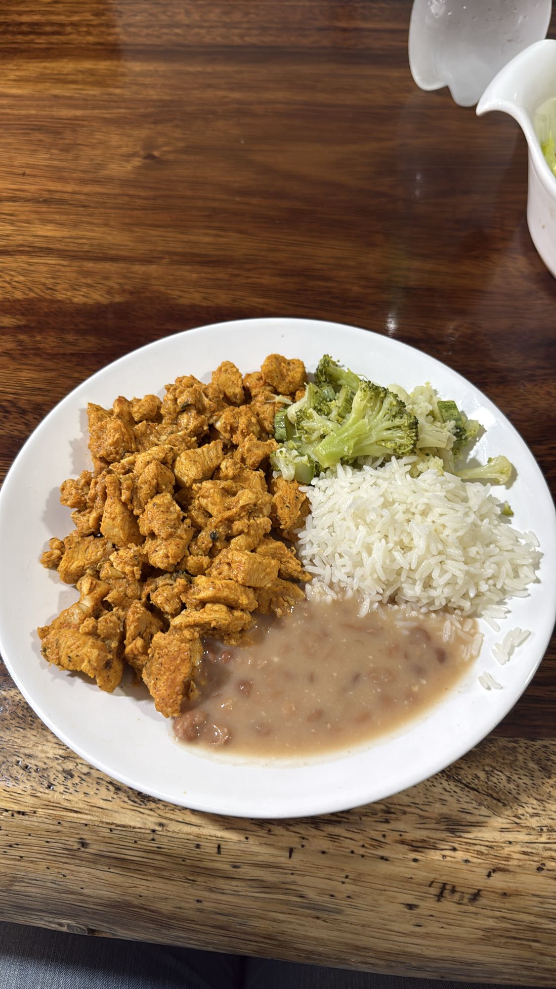 Frango, arroz, feijão, brócolis e alface