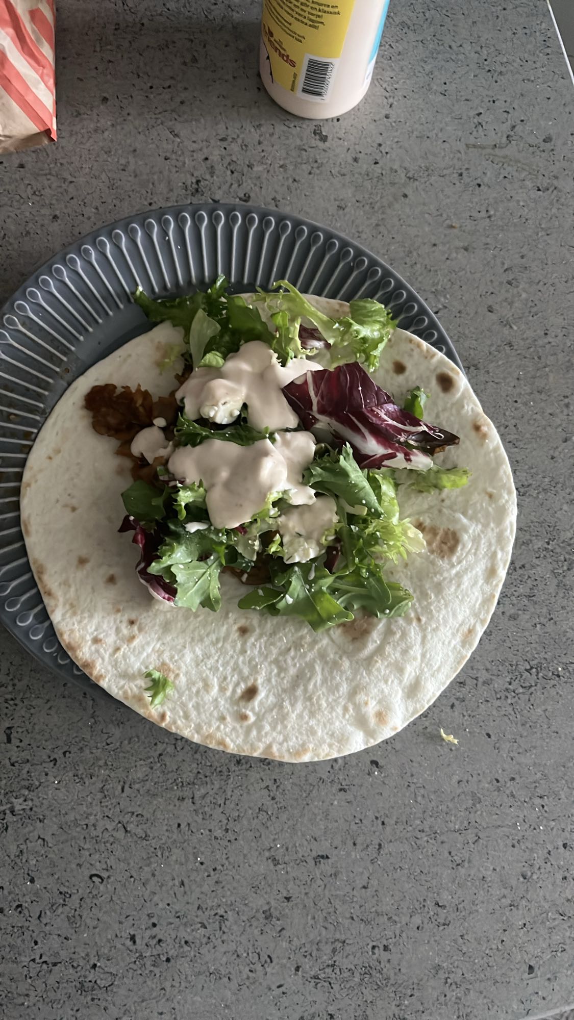 Grönsakswrap med kycklingkebab och sås