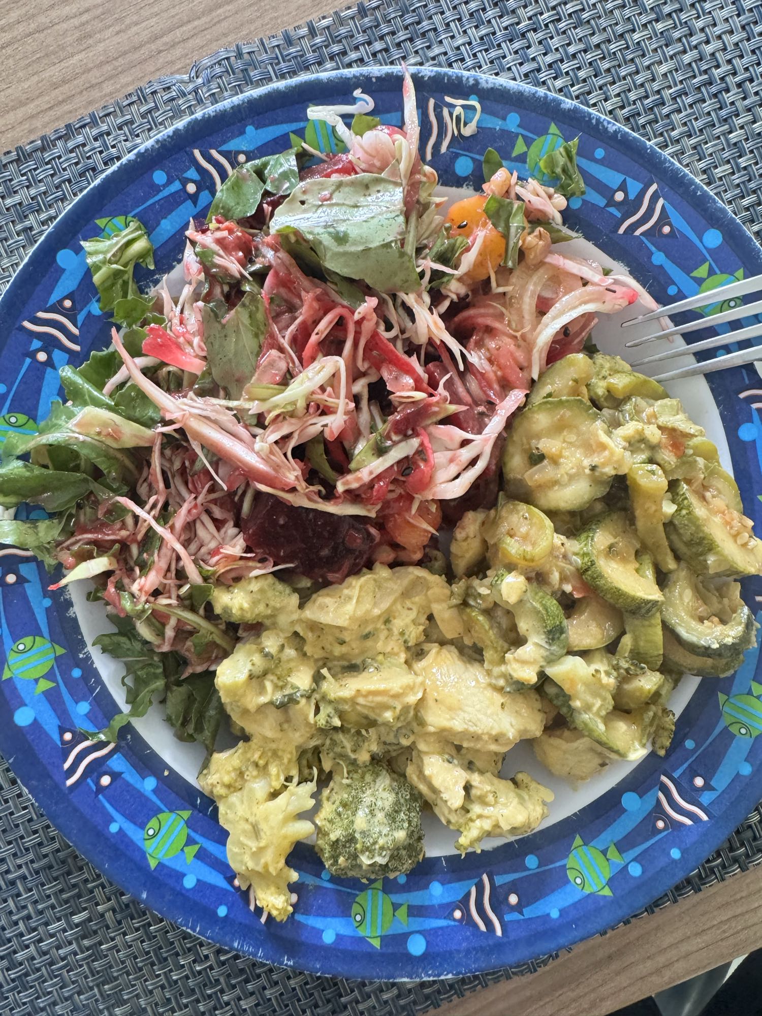 Salada e frango cremoso