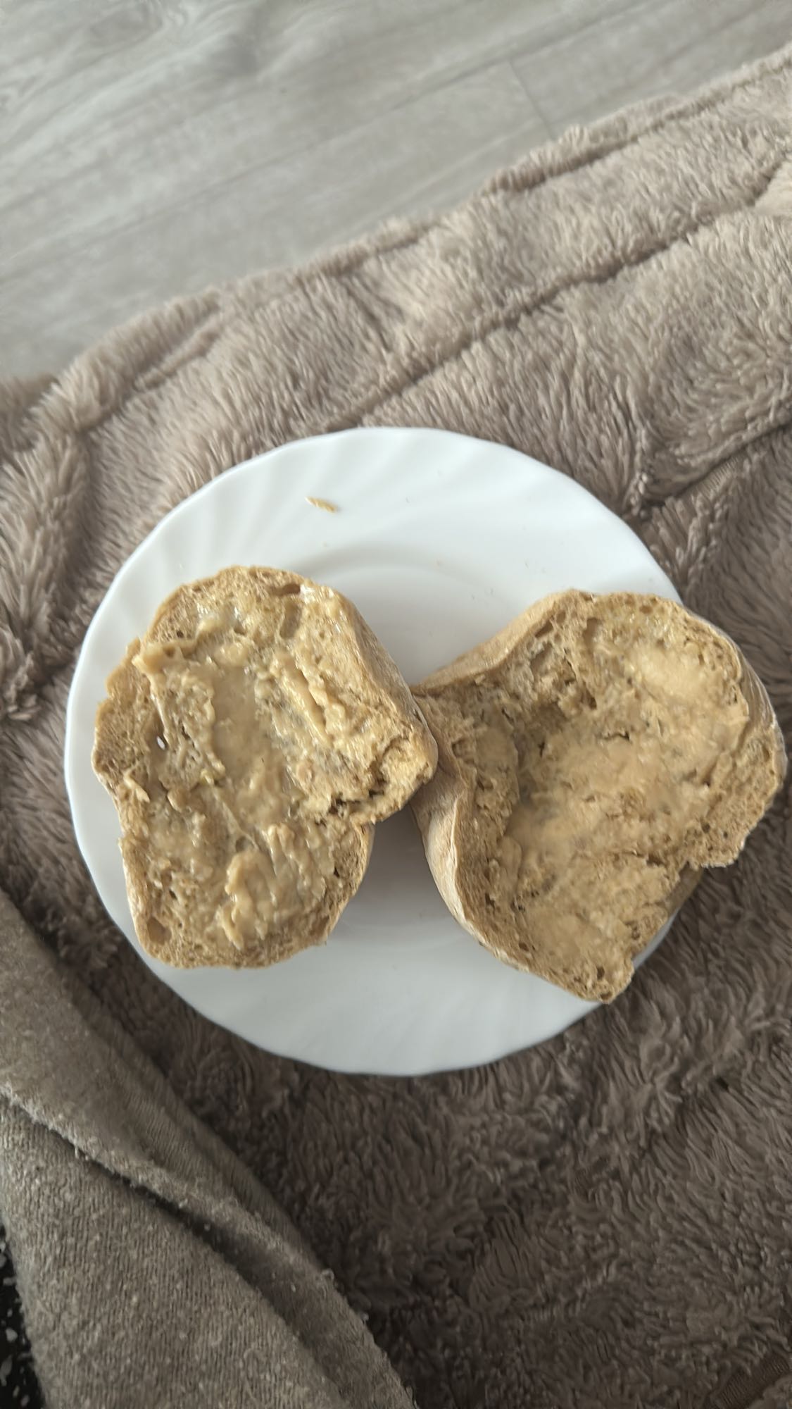 Bułka z masłem orzechowym