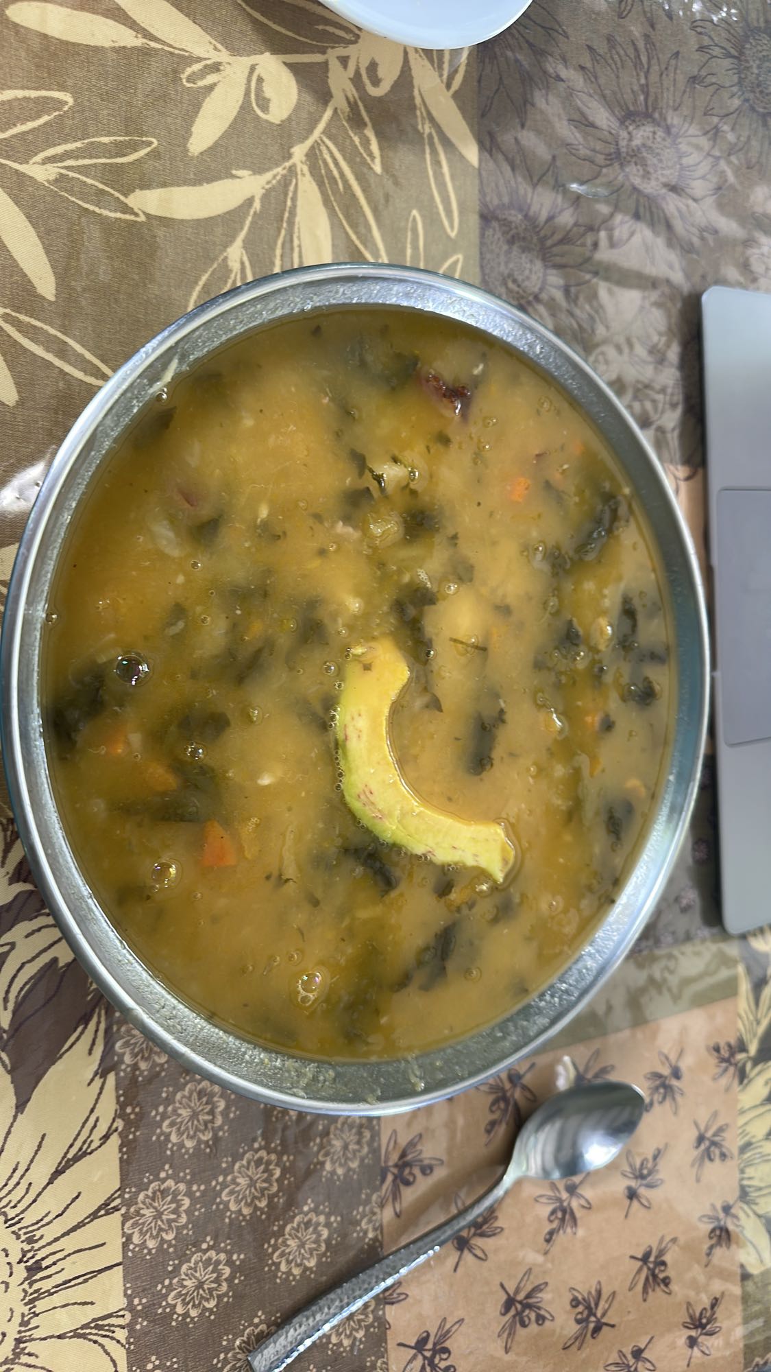 Soupe de légumes et avocat